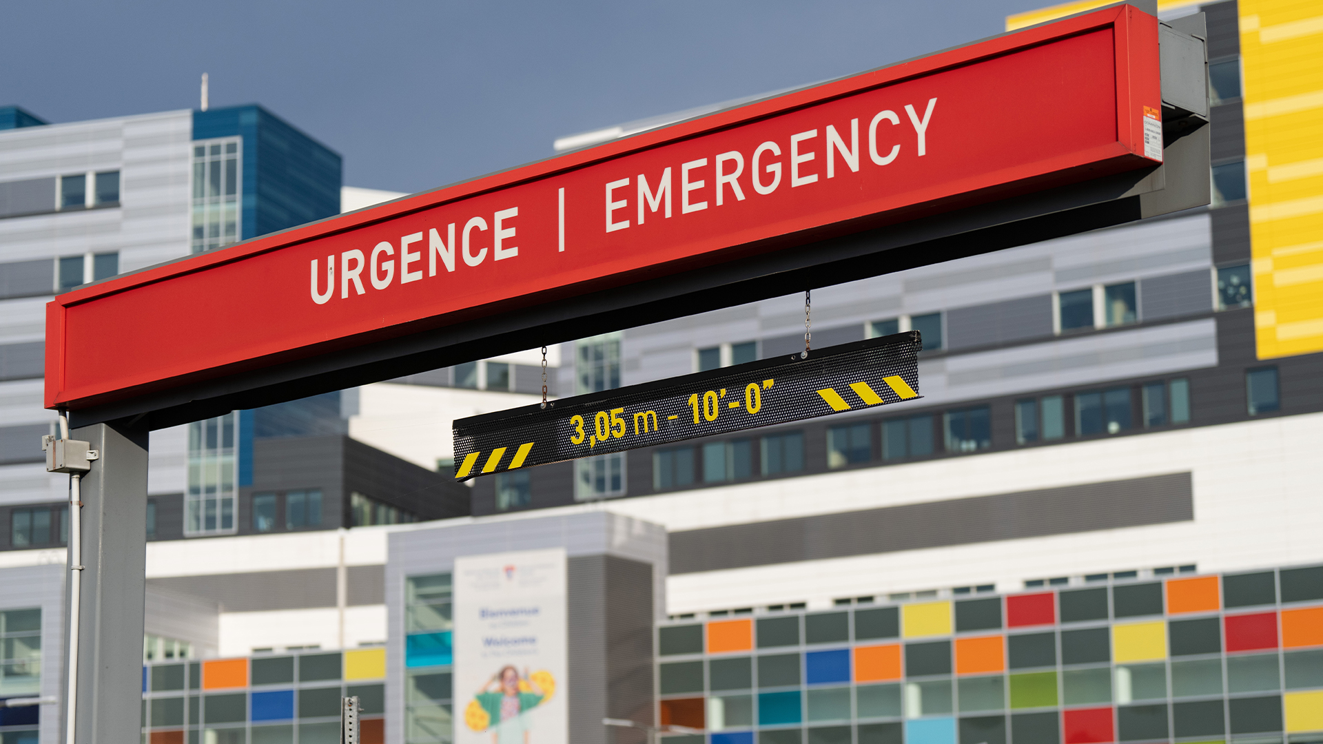 Un panneau d'urgence est visible à l'hôpital des Services de santé de l'Université McGill le 19 septembre 2024, à Montréal.