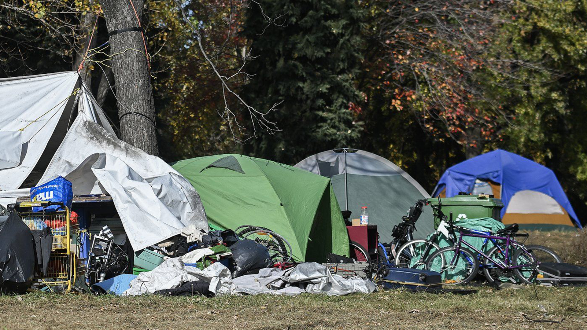 Un campement de sans abris installés dans l'est de Montréal, le 25 octobre 2024. 