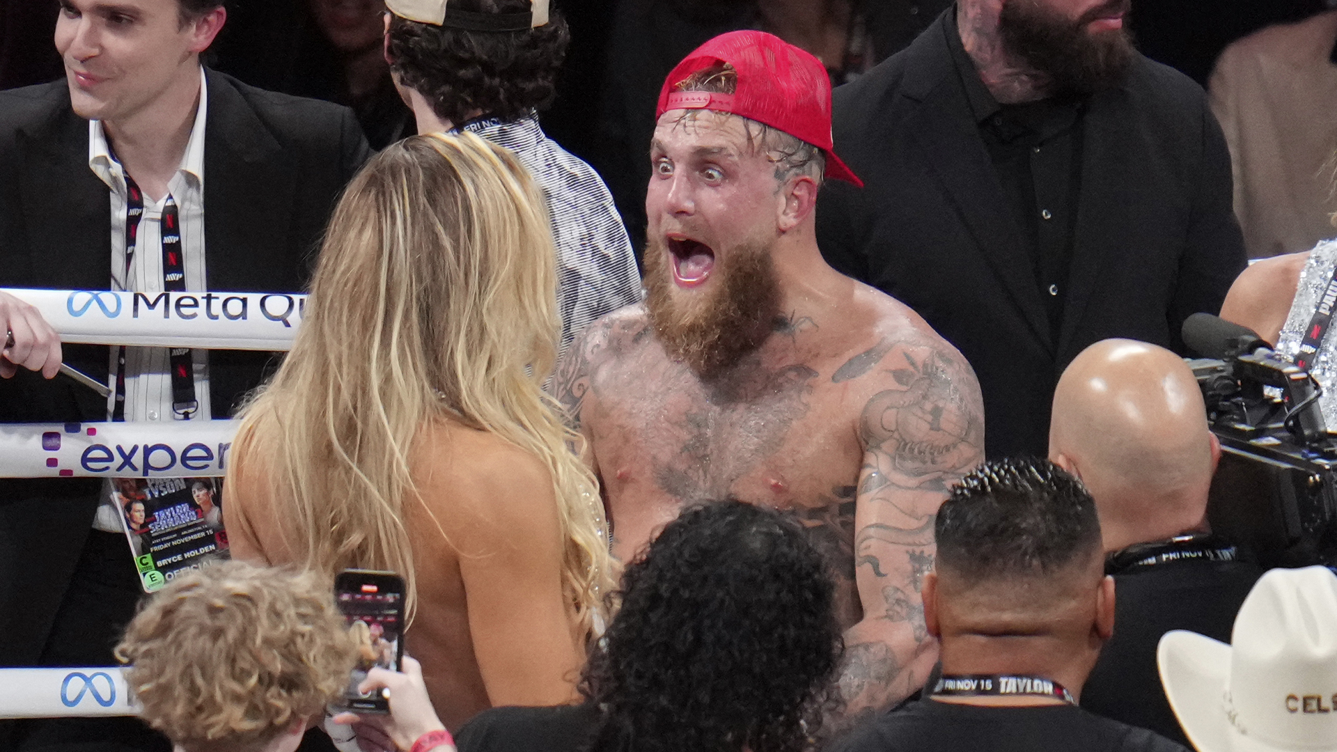 Jake Paul réagit après avoir battu Mike Tyson lors de leur match de boxe poids lourds, vendredi 15 novembre 2024, à Arlington, Texas.