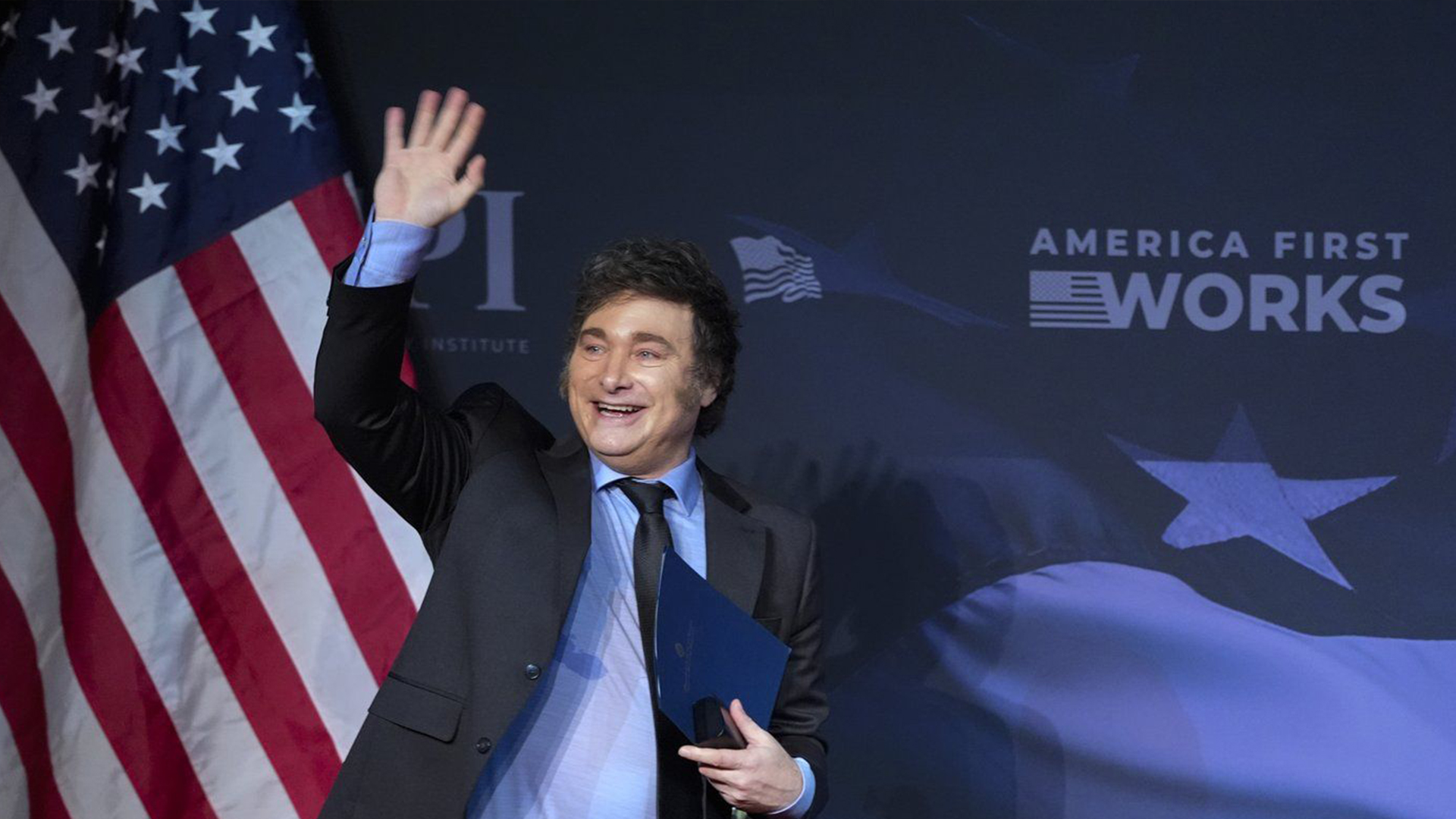 Le président argentin Javier Milei arrive pour s'exprimer devant le président élu Donald Trump lors d'un gala de l'America First Policy Institute dans sa propriété de Mar-a-Lago, le jeudi 14 novembre 2024, à Palm Beach, en Floride. 