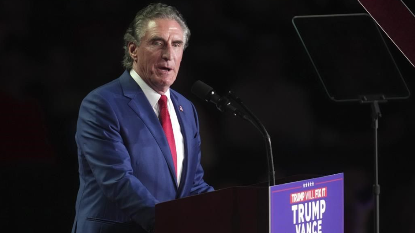 Le gouverneur du Dakota du Nord, Doug Burgum, parle avant que Donald Trump n'arrive à un rassemblement de campagne au Van Andel Arena, le lundi 4 novembre 2024, à Grand Rapids, dans le Michigan.