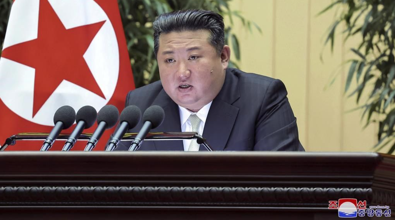 Sur cette photo fournie par le gouvernement nord-coréen, le dirigeant nord-coréen Kim Jong-un prononce un discours lors d'une réunion à Pyongyang, en Corée du Nord, le 15 novembre 2024. 