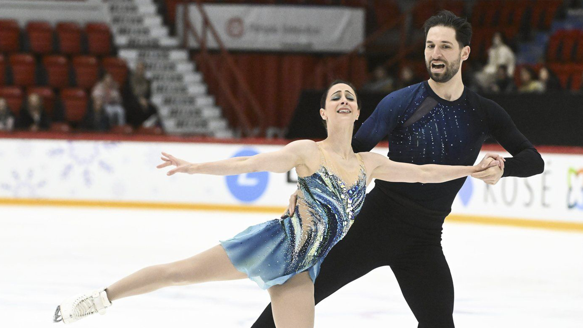 Les Canadiens Deanna Stellato-Dudek et Maxime Deschamps effectuent leur programme libre en couple lors du Trophée Finlandia, le dimanche 17 novembre 2024 à Helsinki, en Finlande.