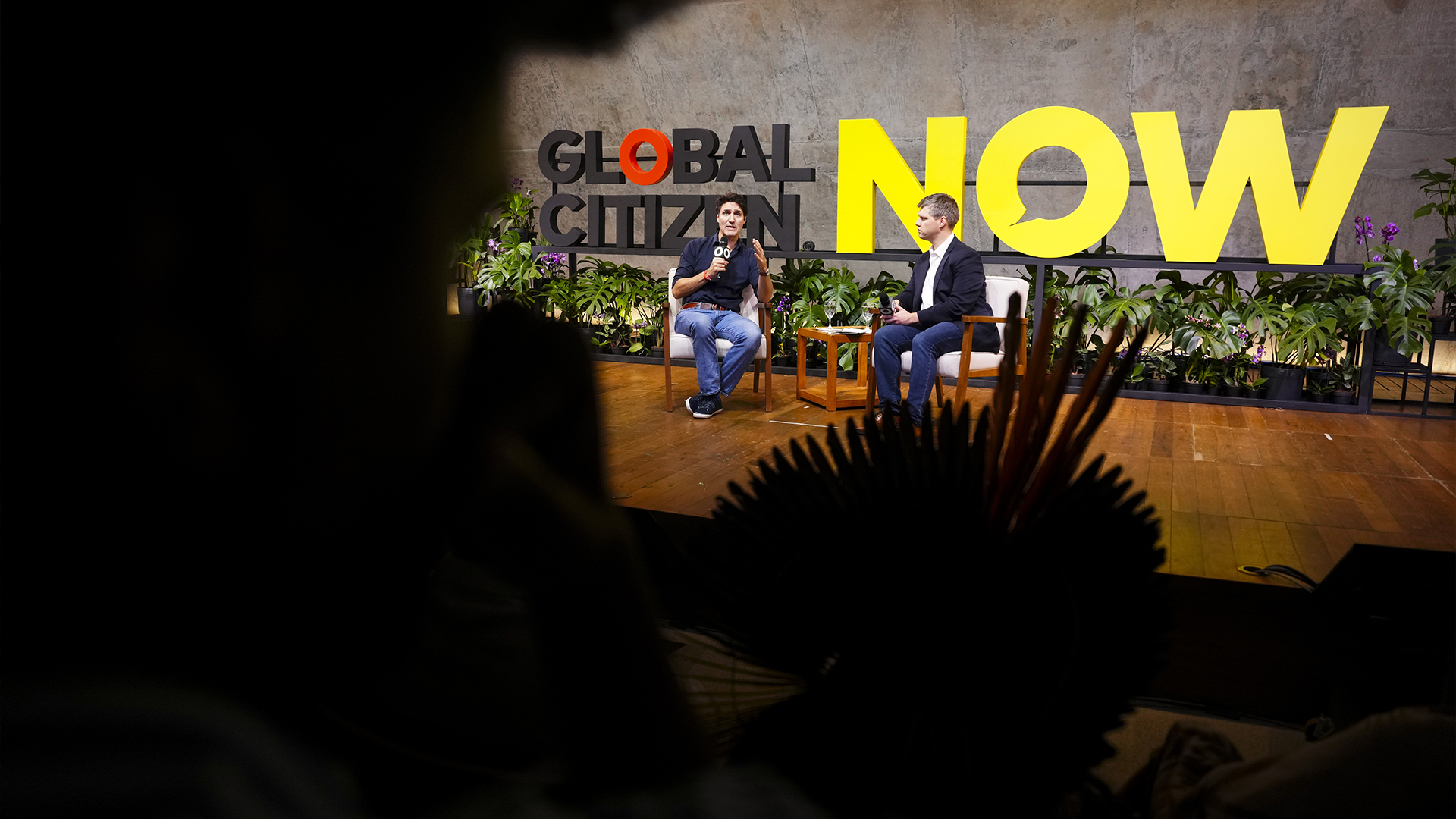 Le premier ministre Justin Trudeau participe à une discussion informelle avec Michael Sheldrick, cofondateur et chef des politiques, de l'impact et des affaires gouvernementales lors de l'événement Global Citizen Now en marge du sommet du G20 à Rio de Janeiro, au Brésil, le dimanche 17 novembre 2024. 