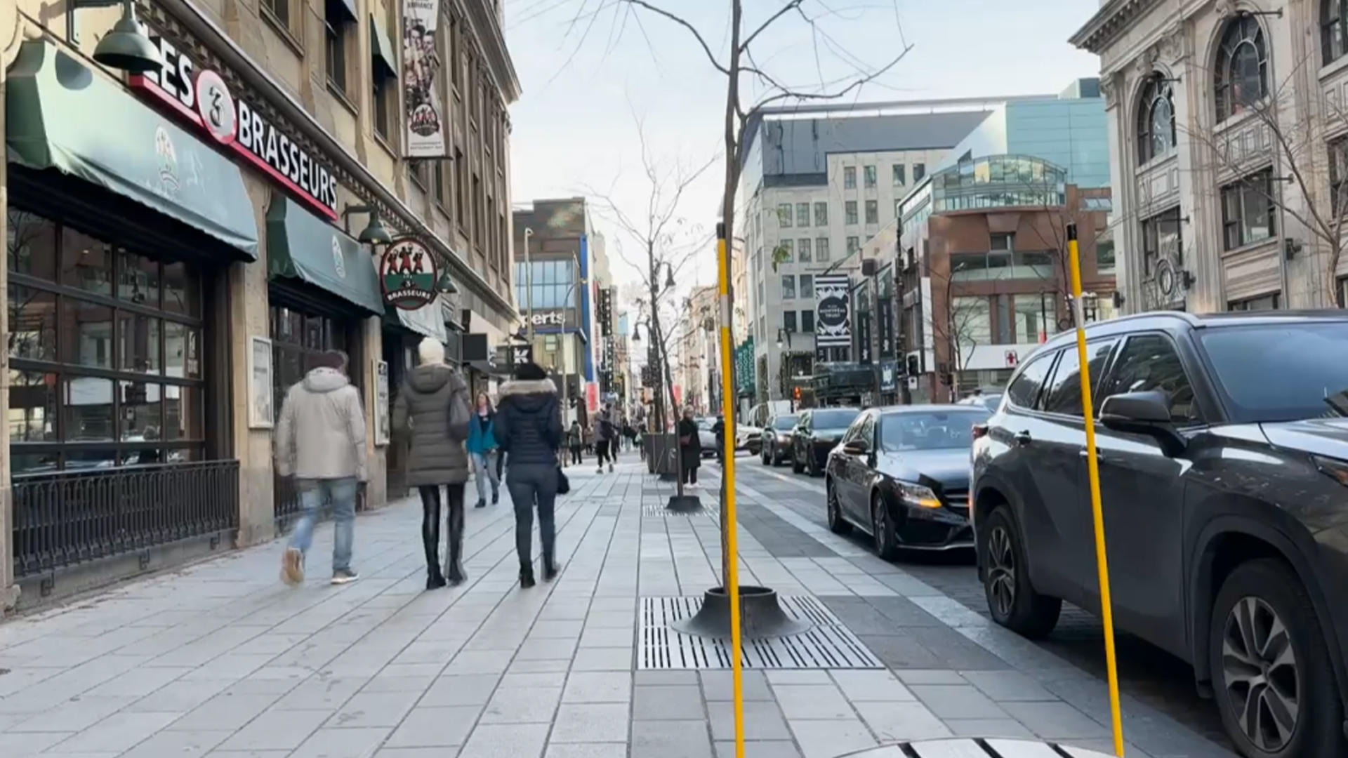 Des piétons marchent sur la rue Sainte-Catherine.