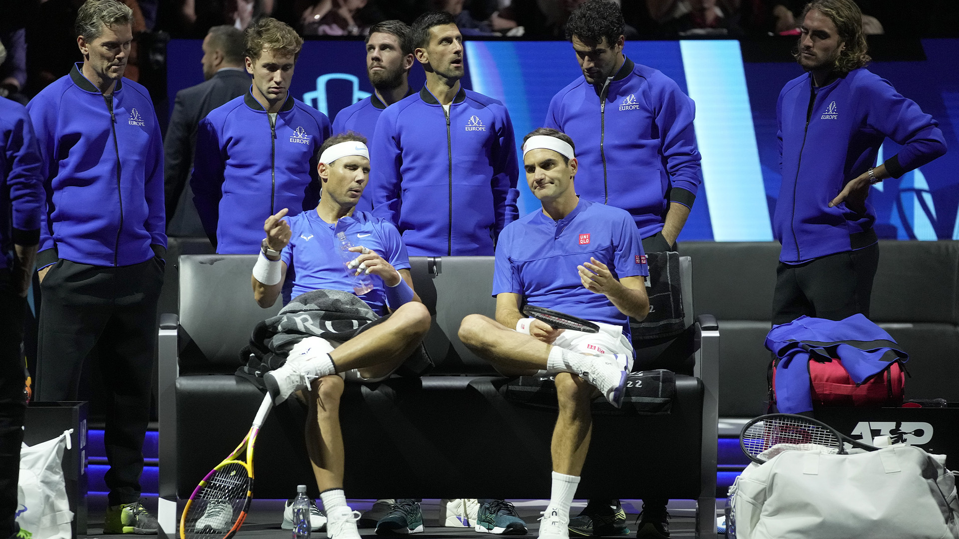 Roger Federer et Rafael Nadal, membres de l'équipe européenne, discutent lors d'une pause pendant leur match de double de la Laver Cup contre Jack Sock et Frances Tiafoe, membres de l'équipe mondiale, à l'O2 arena de Londres, le vendredi 23 septembre 2022.