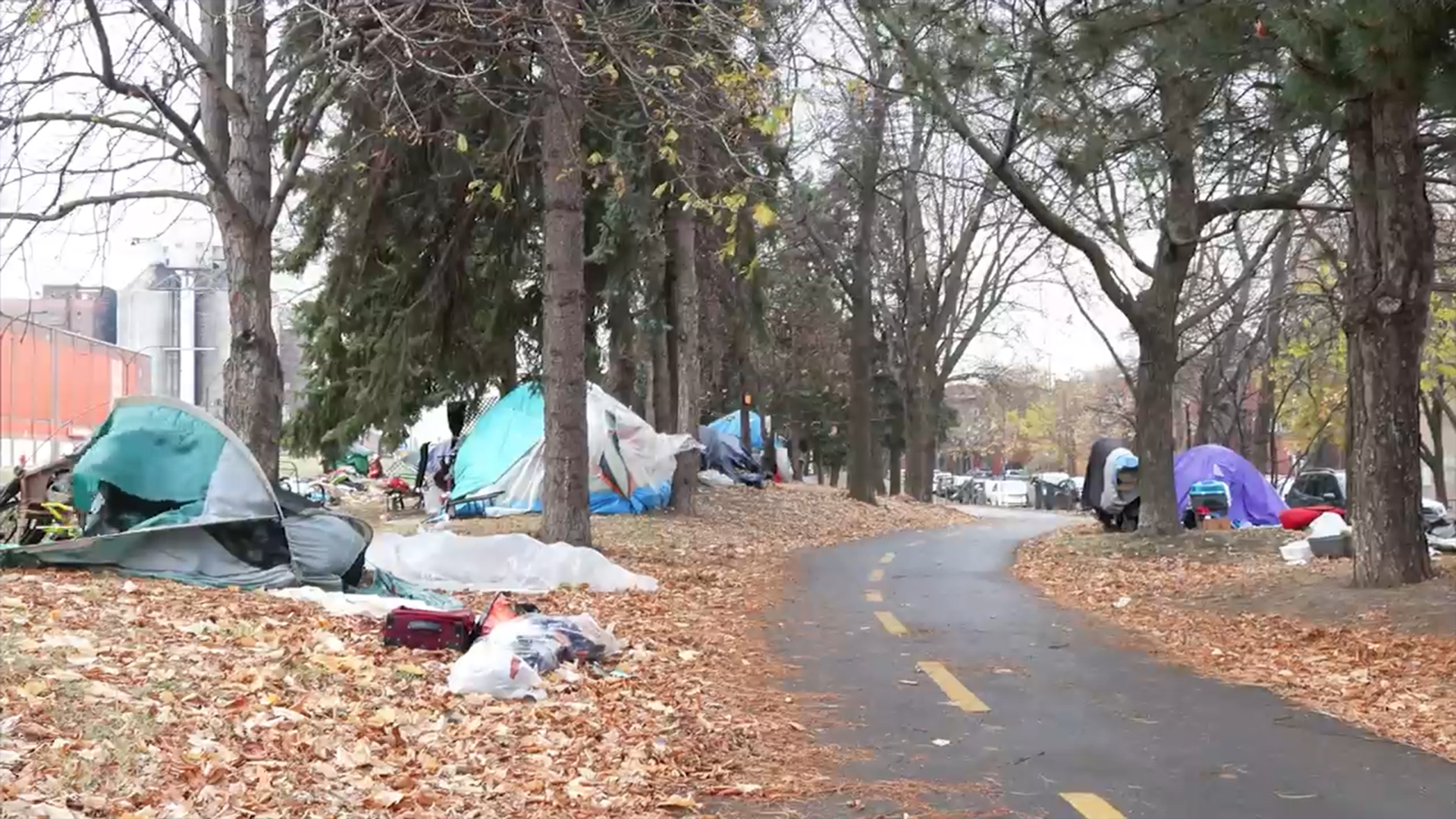 Le campement Notre-Dame, où des personnes en situation d'itinérance y sont installées.