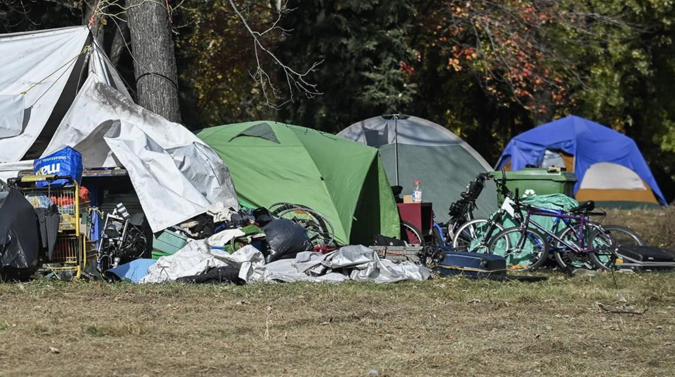 Le conseil municipal de Montréal a rejeté lundi soir une motion présentée par deux conseillers indépendants qui souhaitaient que la Ville déclare l'«état d'urgence» dans le dossier des personnes en situation d'itinérance. Un campement de fortune dans l'est de Montréal, le vendredi 25 octobre 2024.