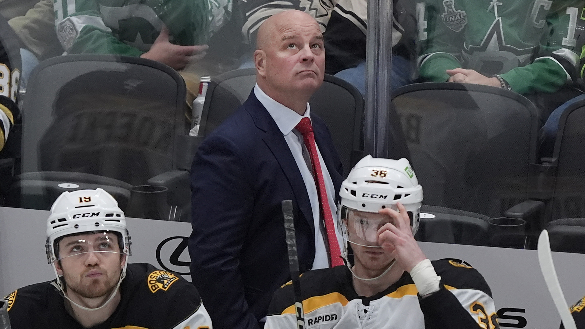 L'entraîneur des Bruins de Boston, Jim Montgomery, regarde le banc avec les centres John Beecher (19) et Patrick Brown (38) pendant la première période d'un match de hockey de la LNH contre les Stars de Dallas, jeudi 14 novembre 2024, à Dallas.