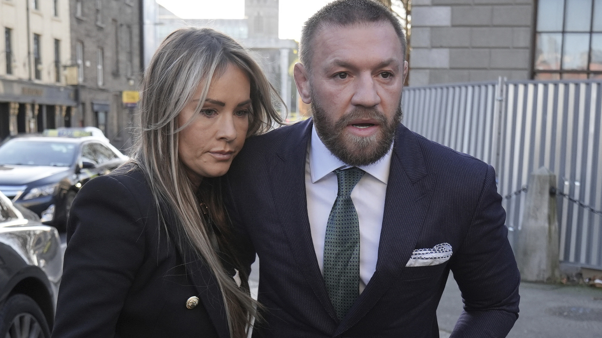 Le combattant d'arts martiaux mixtes Conor McGregor et sa partenaire Dee Devlin marchent devant la Haute Cour de Dublin, en Irlande, où il comparaît pour une affaire de dommages corporels contre lui, le vendredi 22 novembre 2024. 