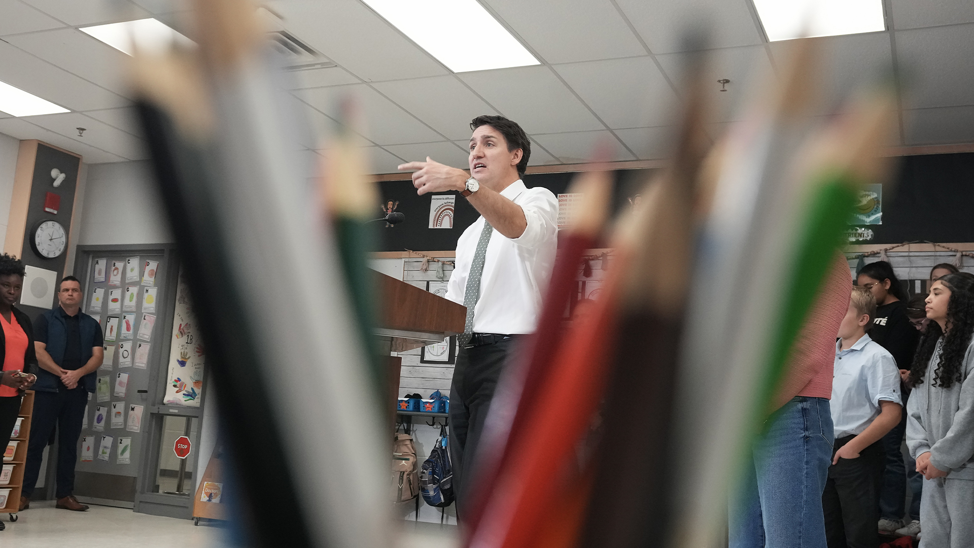 Le premier ministre Justin Trudeau s'adresse aux médias à la suite d'une annonce concernant l'alimentation en milieu scolaire dans une école de Brampton, en Ontario, le 22 novembre 2024. 