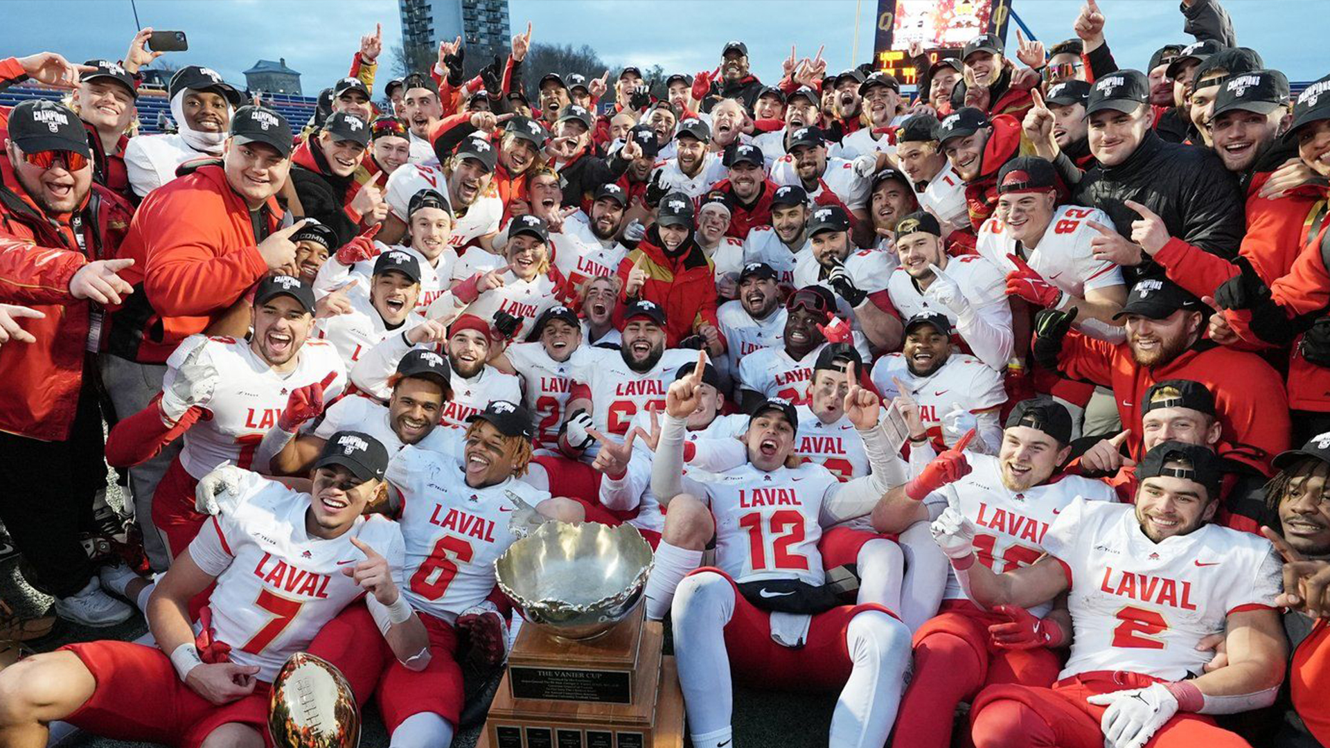 Le Rouge et Or de l'Université Laval célèbre sa conquête de la Coupe Vanier après avoir battu les Golden Hawks de l'Université Wilfrid Laurier à Kingston, le 23 novembre 2024.