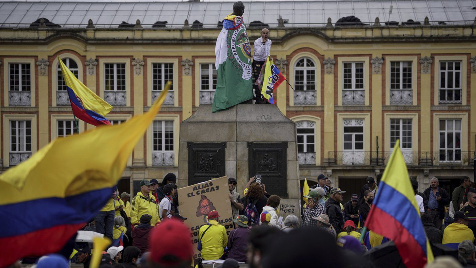 Des manifestants se rassemblent contre le gouvernement du président Gustavo Petro, à Bogotá, en Colombie, le samedi 23 novembre 2024. 