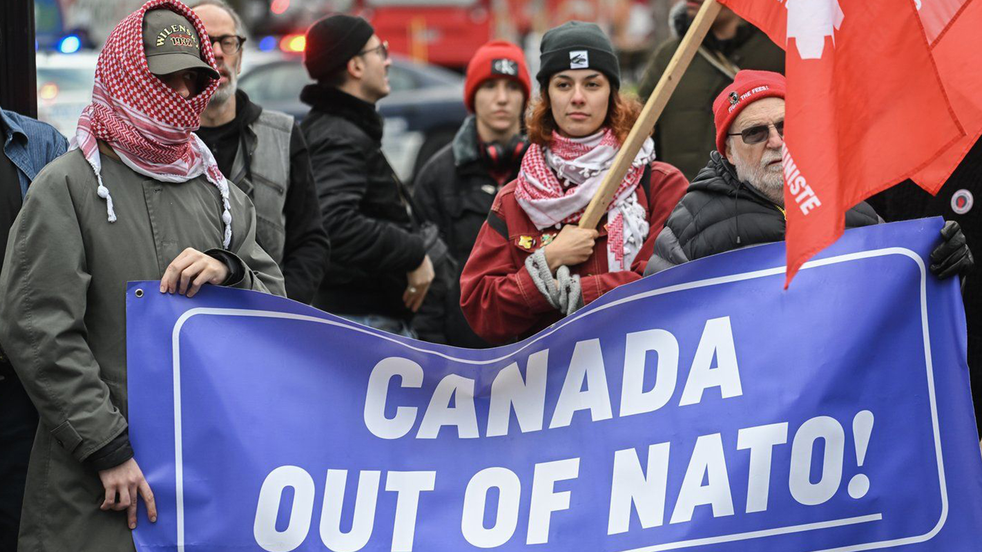 Des personnes participent à une manifestation contre l'OTAN à Montréal, le samedi 23 novembre 2024.