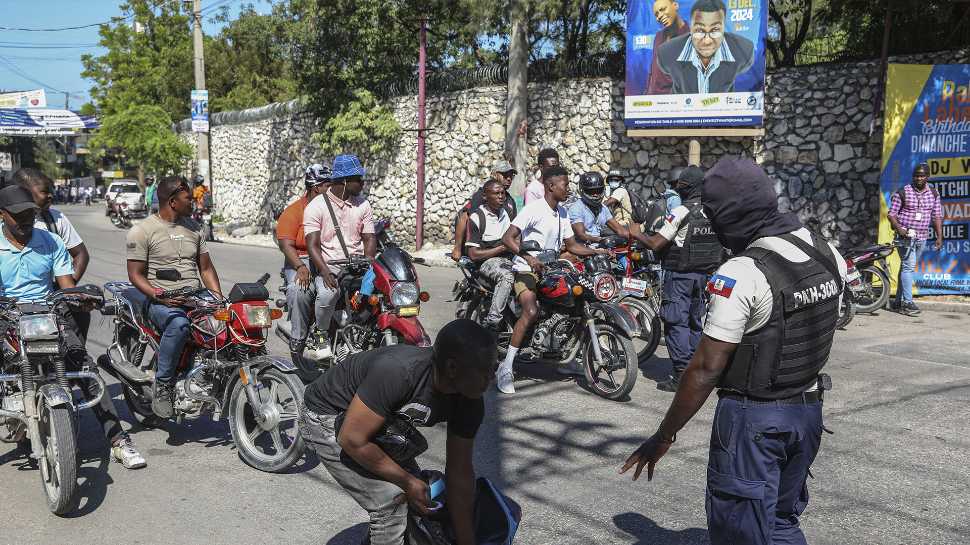 Des policiers contrôlent la présence d'armes dans le quartier de Pétion-Ville à Port-au-Prince, en Haïti, le mardi 19 novembre 2024.