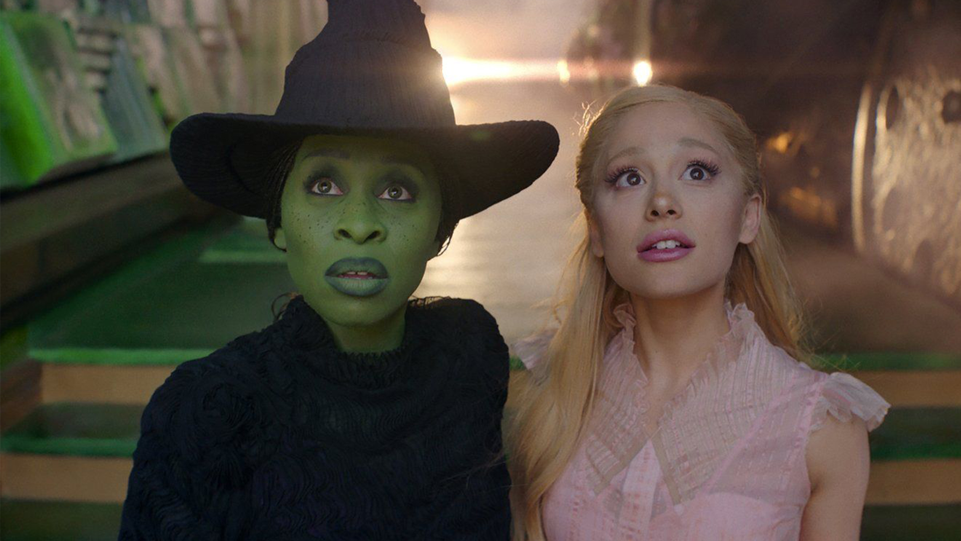 Cette image publiée par Universal Pictures montre Cynthia Erivo, à gauche, et Ariana Grande dans une scène du film «Wicked».