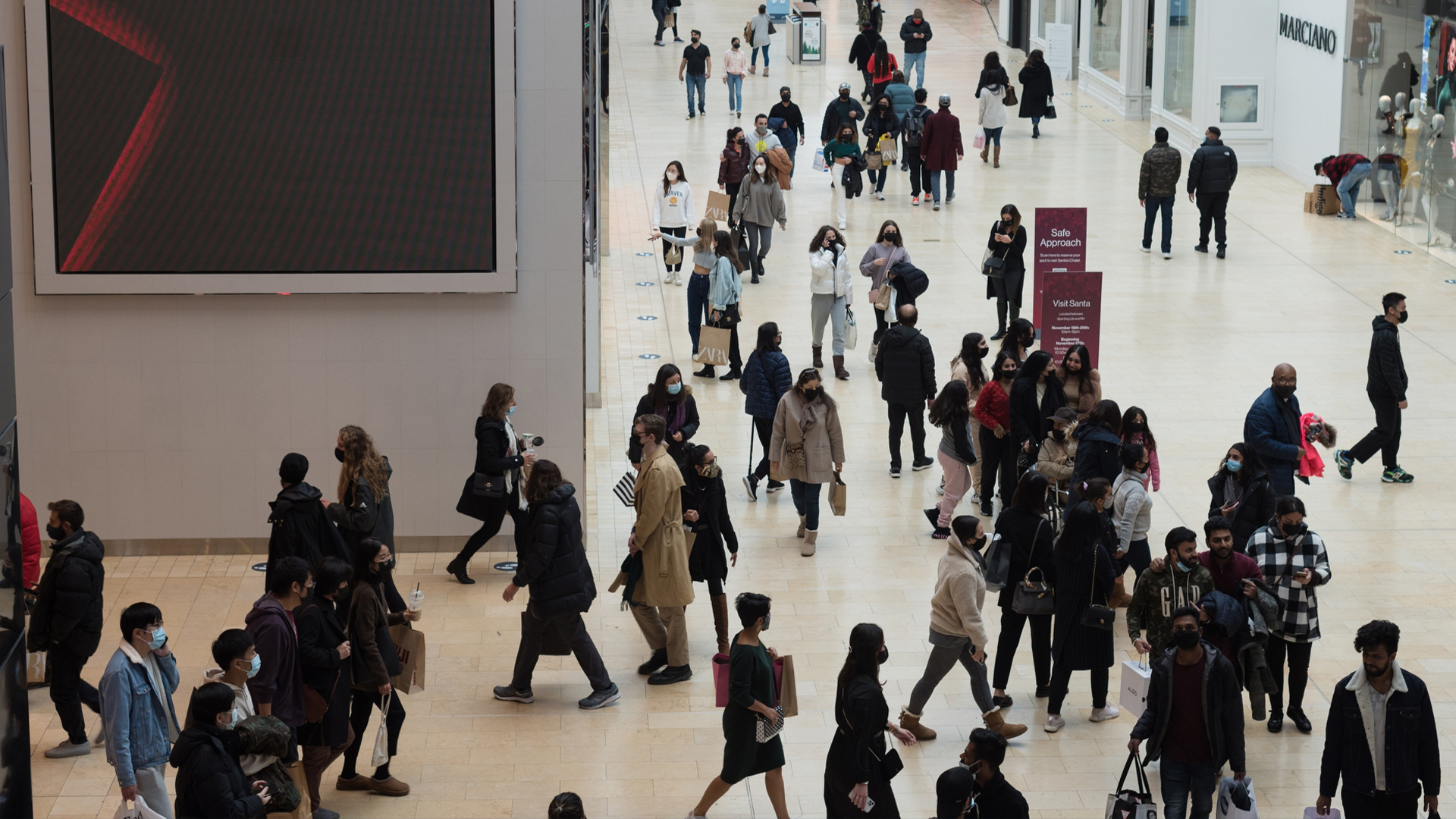 Des acheteurs se promènent à la recherche des soldes du Vendredi fou dans le centre commercial Yorkdale Mall à Toronto, le vendredi 26 novembre 2021.