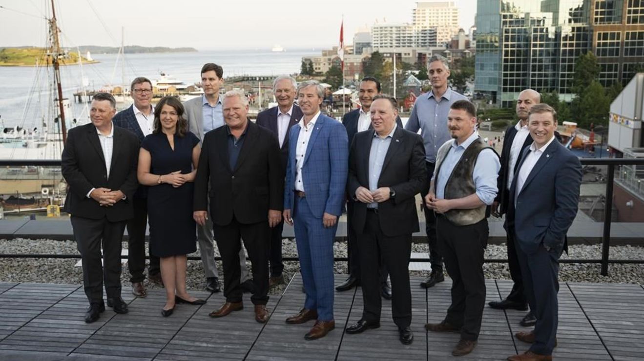 Les premiers ministres du Canada se réunissent pour une photo de groupe lors d'une réunion du Conseil de la fédération à Halifax, le 15 juillet 2024.