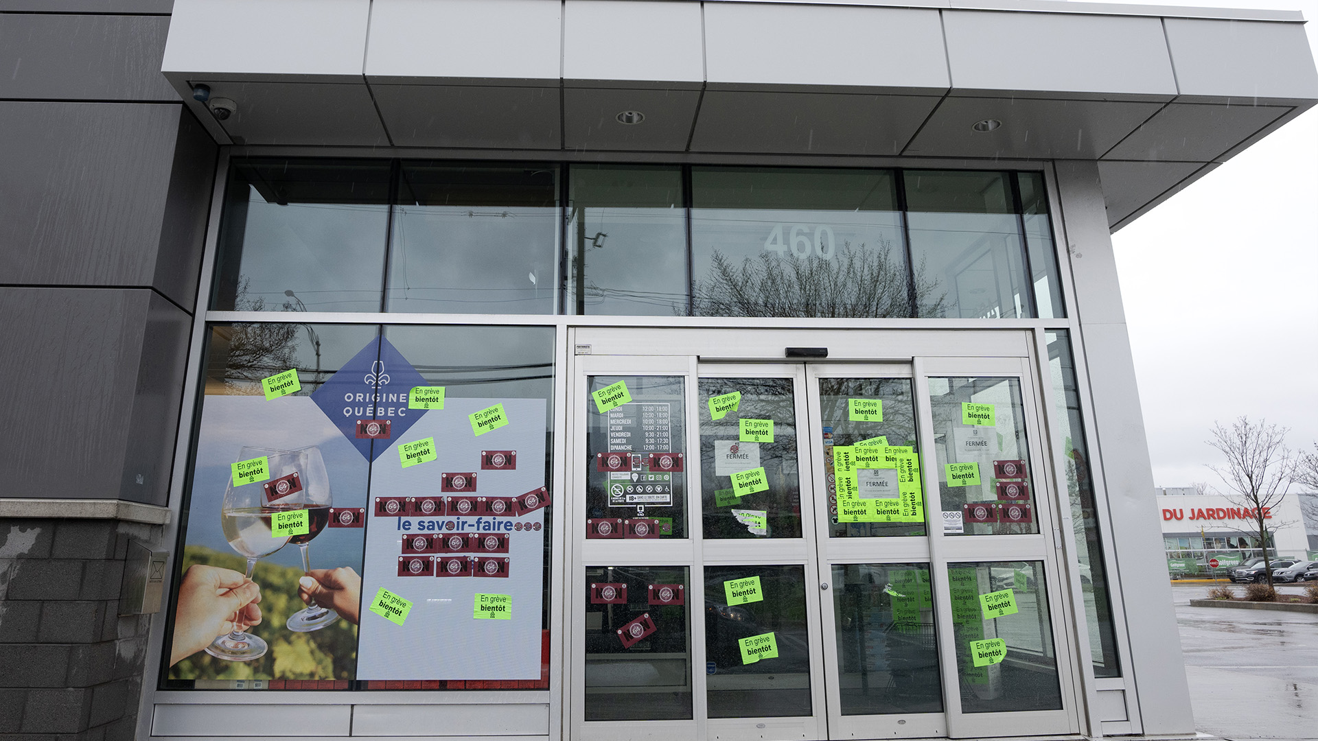 Une succursale de la SAQ à Saint-Eustache le mercredi 24 avril 2024. Les syndiqués de la SAQ tiennent lundi leur cinquième journée de grève. 