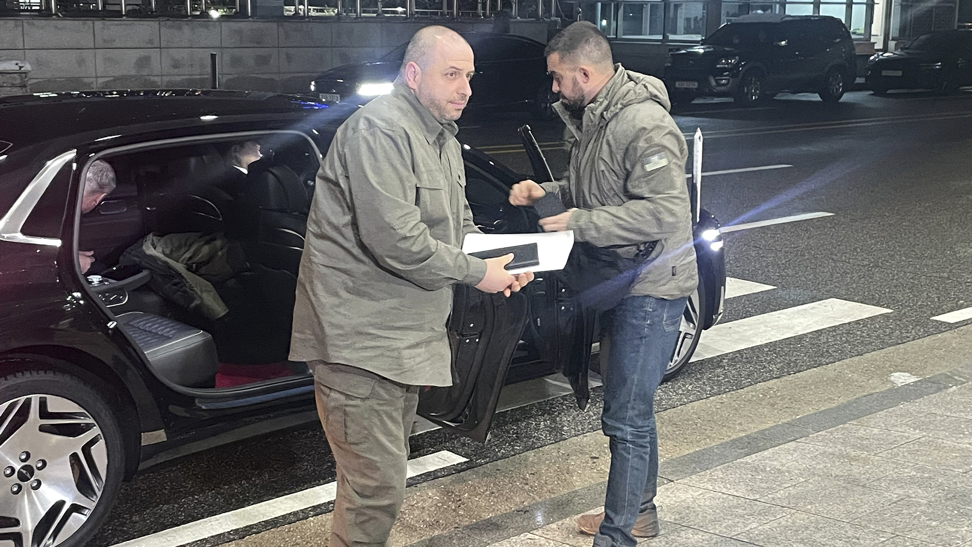 Le ministre ukrainien de la Défense Rustem Umerov, à gauche, arrive au ministère de la Défense à Séoul, en Corée du Sud, mercredi 27 novembre 2024. 