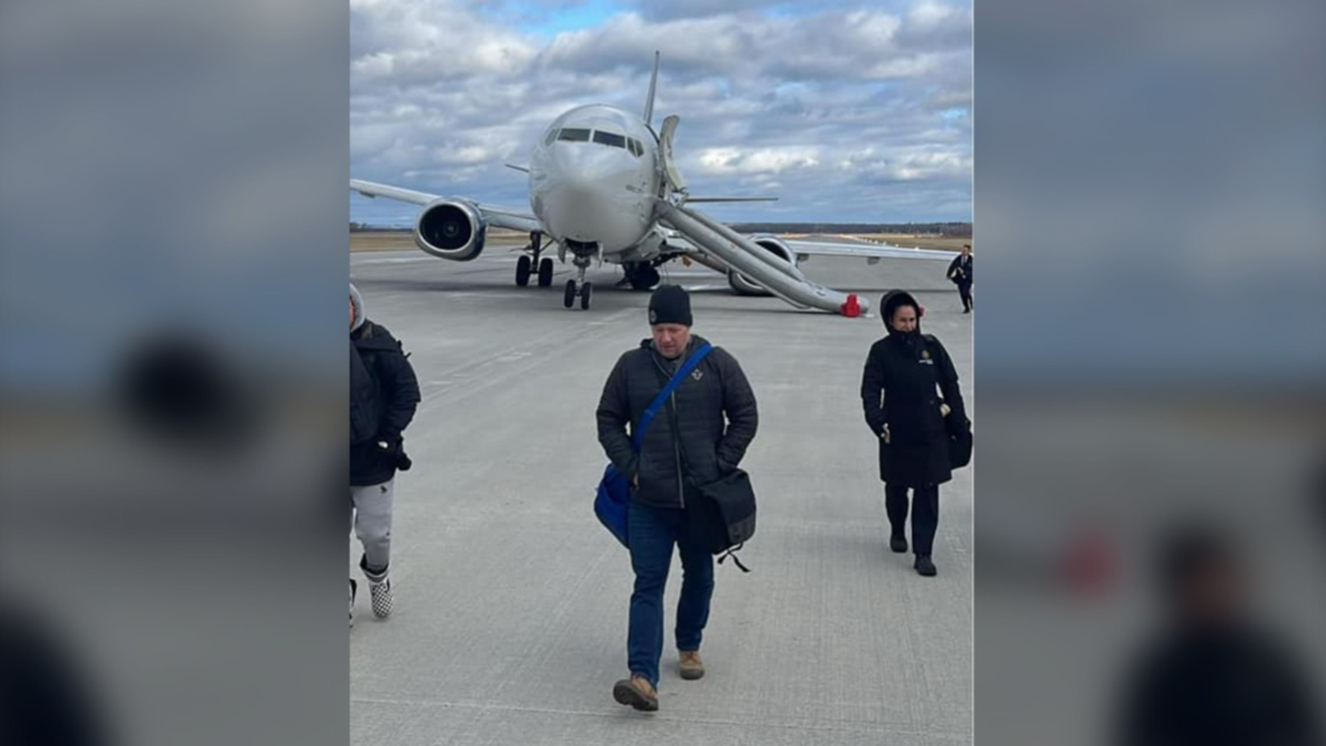 Un Boeing 737-400 sur la piste de l'aéroport de Mirabel après avoir subi une défaillance du train d'atterrissage, le 27 novembre 2024.