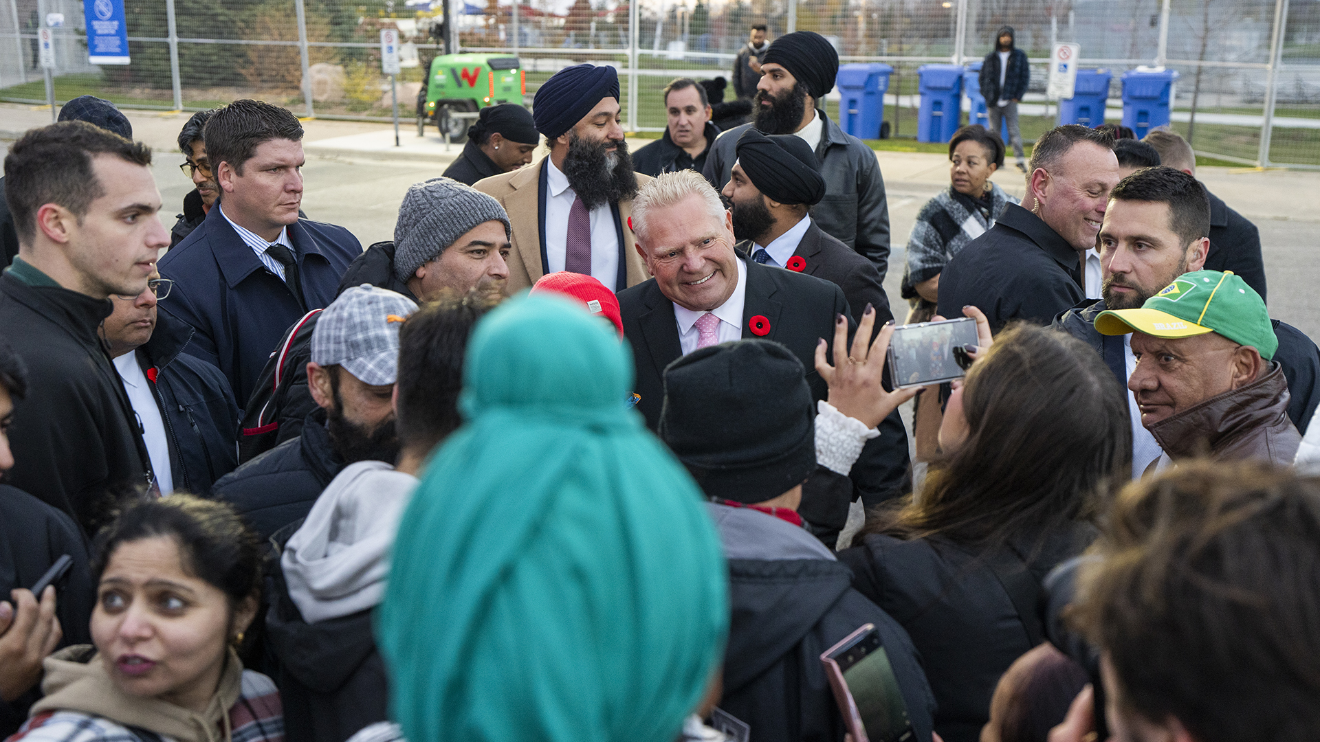 Le premier ministre Doug Ford pose pour des photos lors du festival Diwali Mela au parc Sesquicentennial à Brampton, en Ontario, le vendredi 1er novembre 2024.