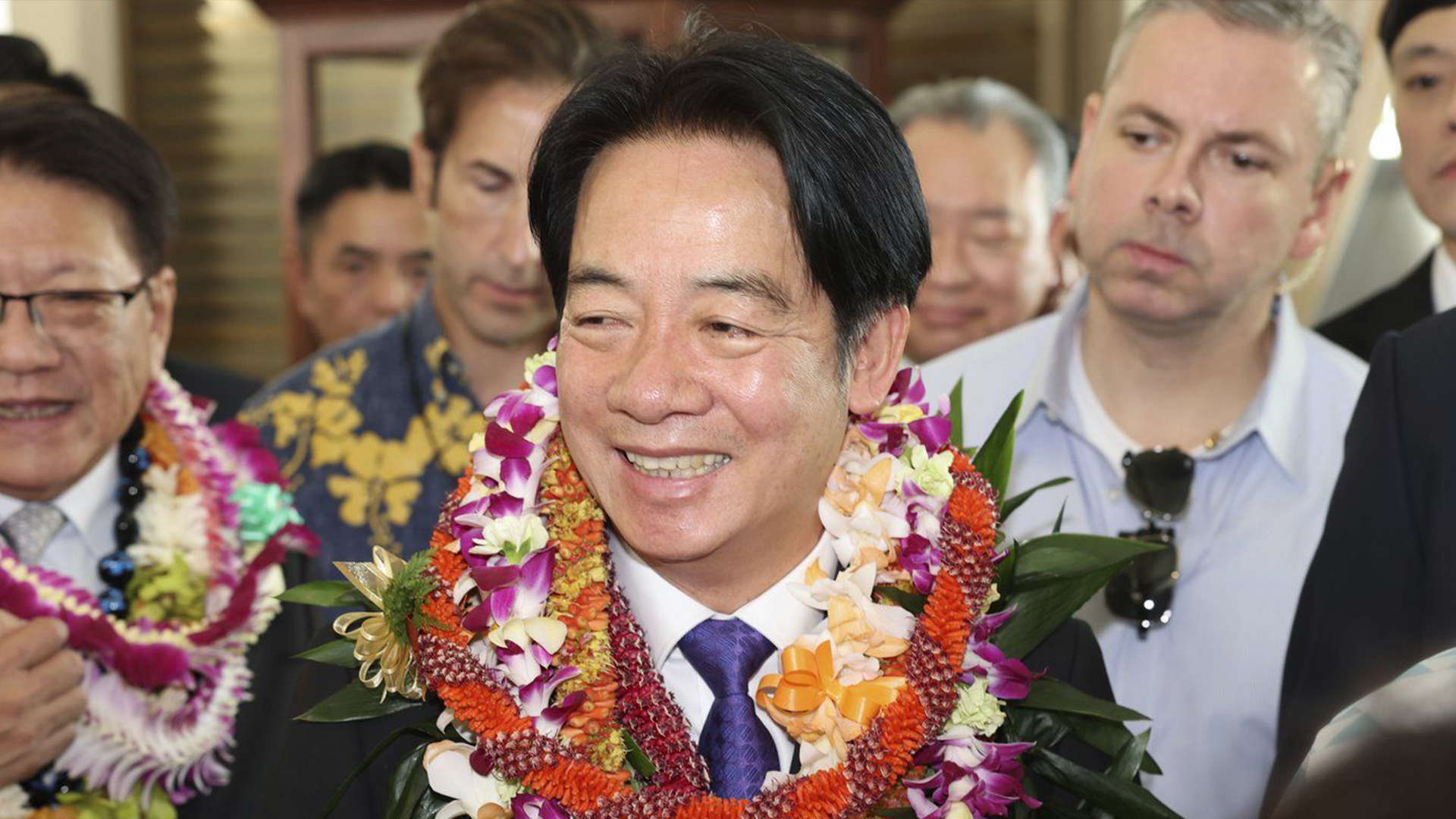 Le président taïwanais Lai Ching-te salue les gens à l'hôtel Kahala, à Hawaii, le 30 novembre 2024.