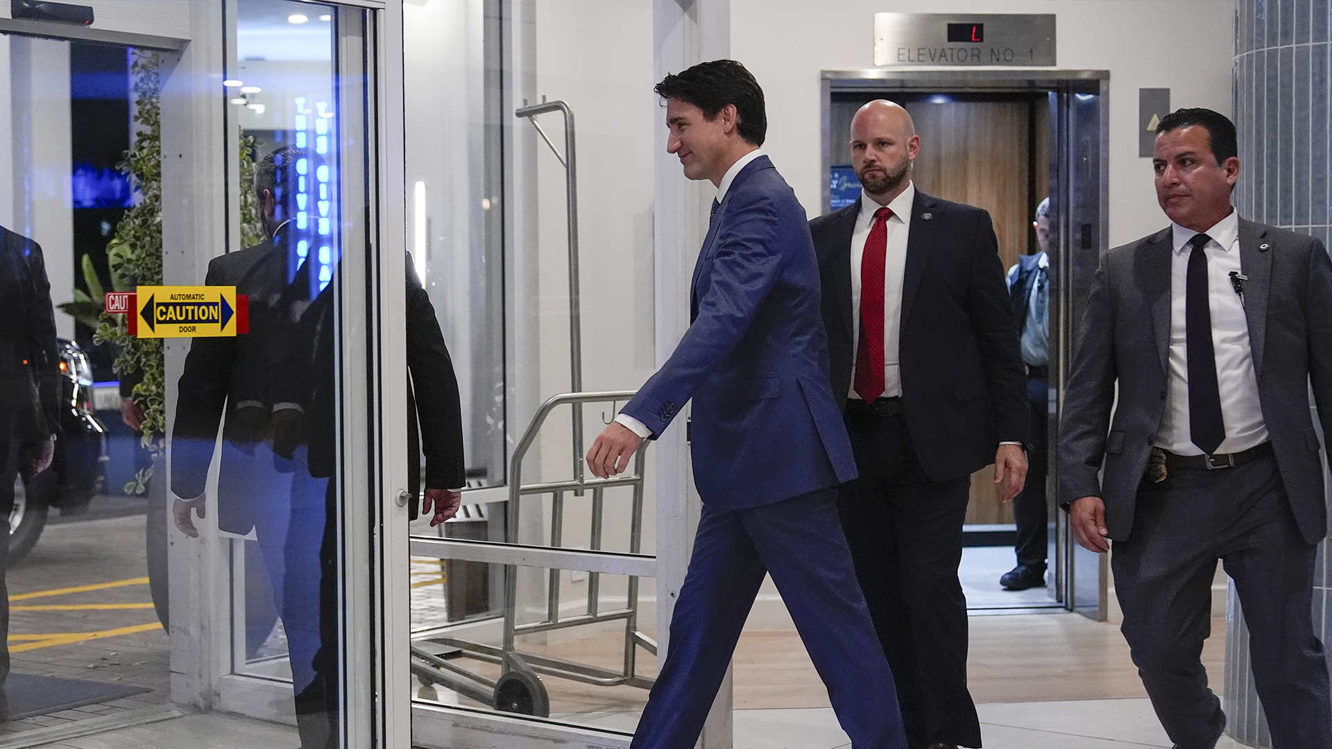 Le Premier ministre canadien Justin Trudeau traverse le hall de l'hôtel Delta by Marriott, le vendredi 29 novembre 2024, à West Palm Beach (Floride).