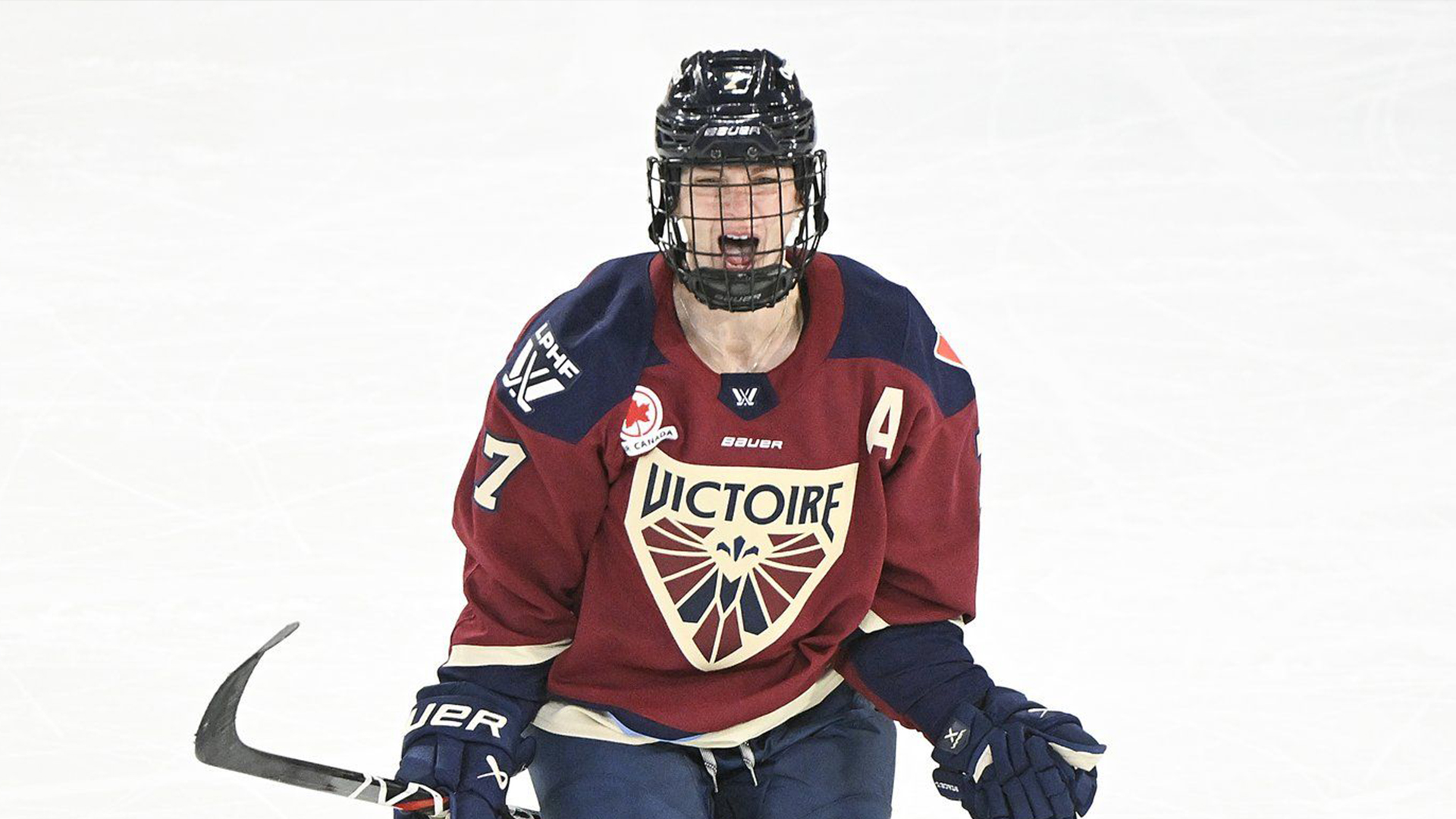 Laura Stacey, de la Victoire de Montréal, réagit après avoir marqué le but égalisateur en 2e période du match de la LPHF contre la Charge d'Ottawa le samedi 30 novembre à la Place Bell.