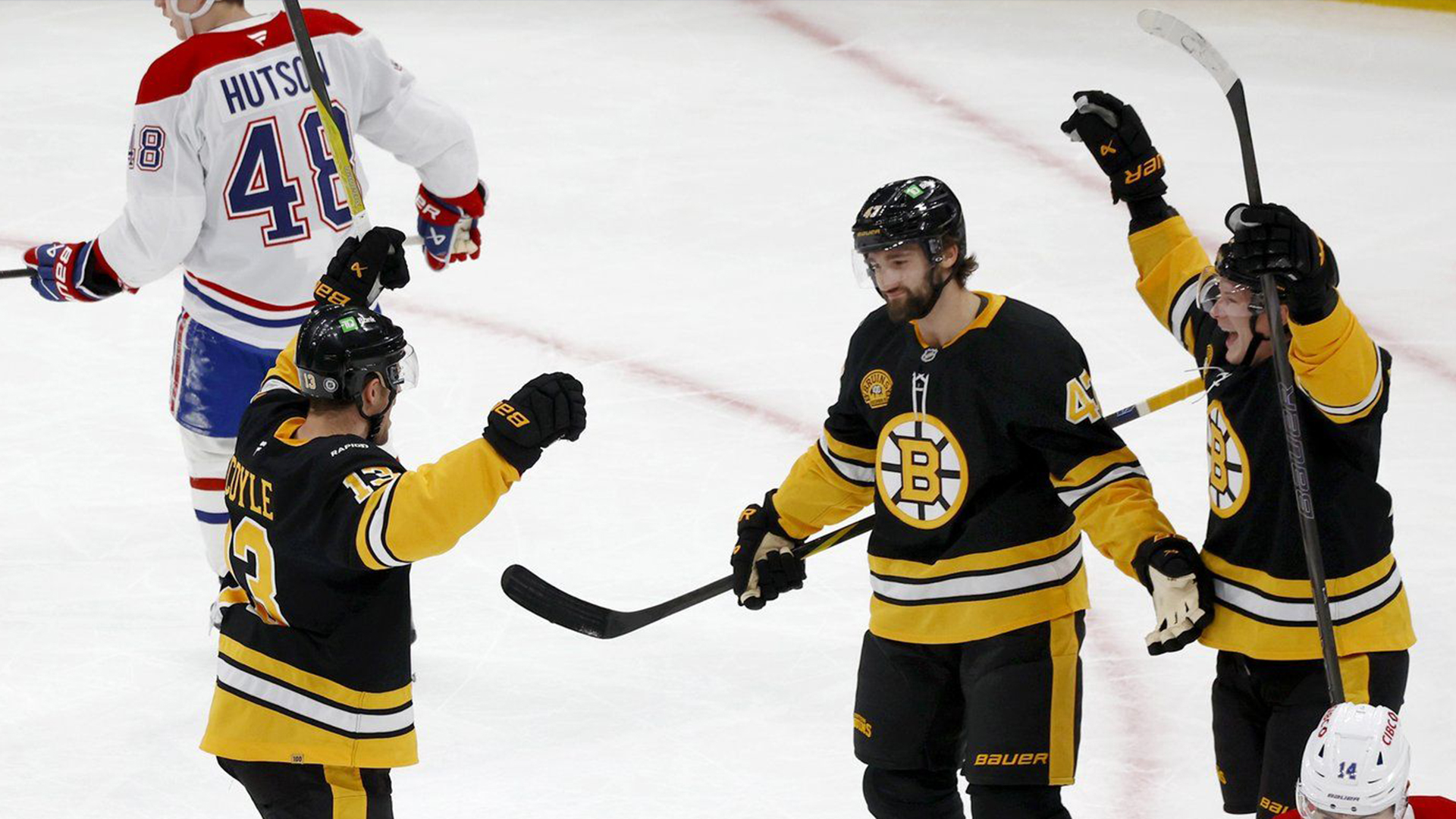 Charlie Coyle (13), des Bruins de Boston, célèbre son but avec ses coéquipiers Mark Kastelic (47) et Trent Frederic, à droite, durant la première période d'un match de hockey de la LNH contre le Canadien de Montréal, le dimanche 1er décembre 2024 à Boston. 