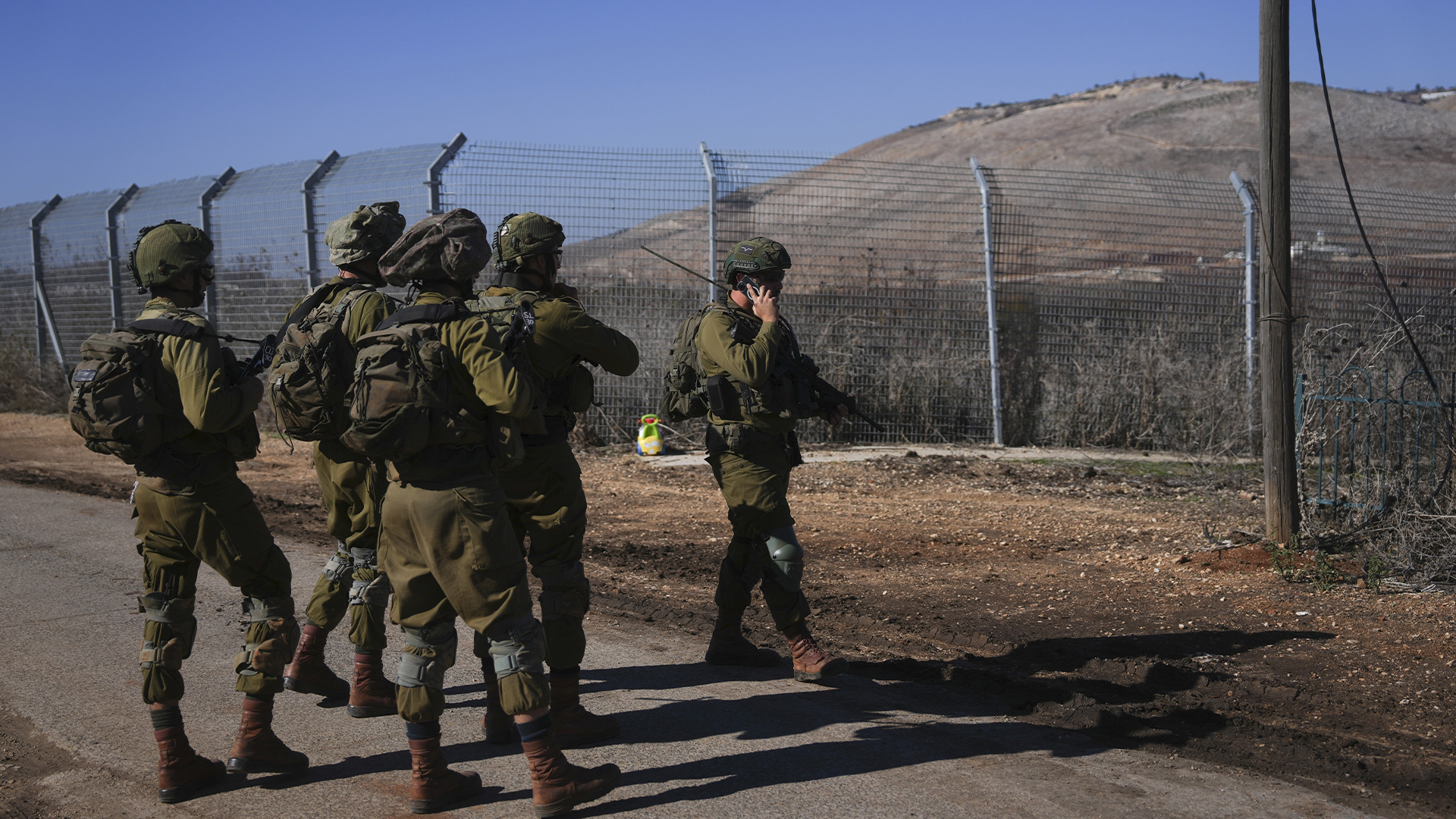 Des soldats israéliens patrouillent dans le périmètre de la colonie agricole d'Avivim, près de la frontière libanaise, en Haute Galilée, en Israël, le lundi 2 décembre 2024. 