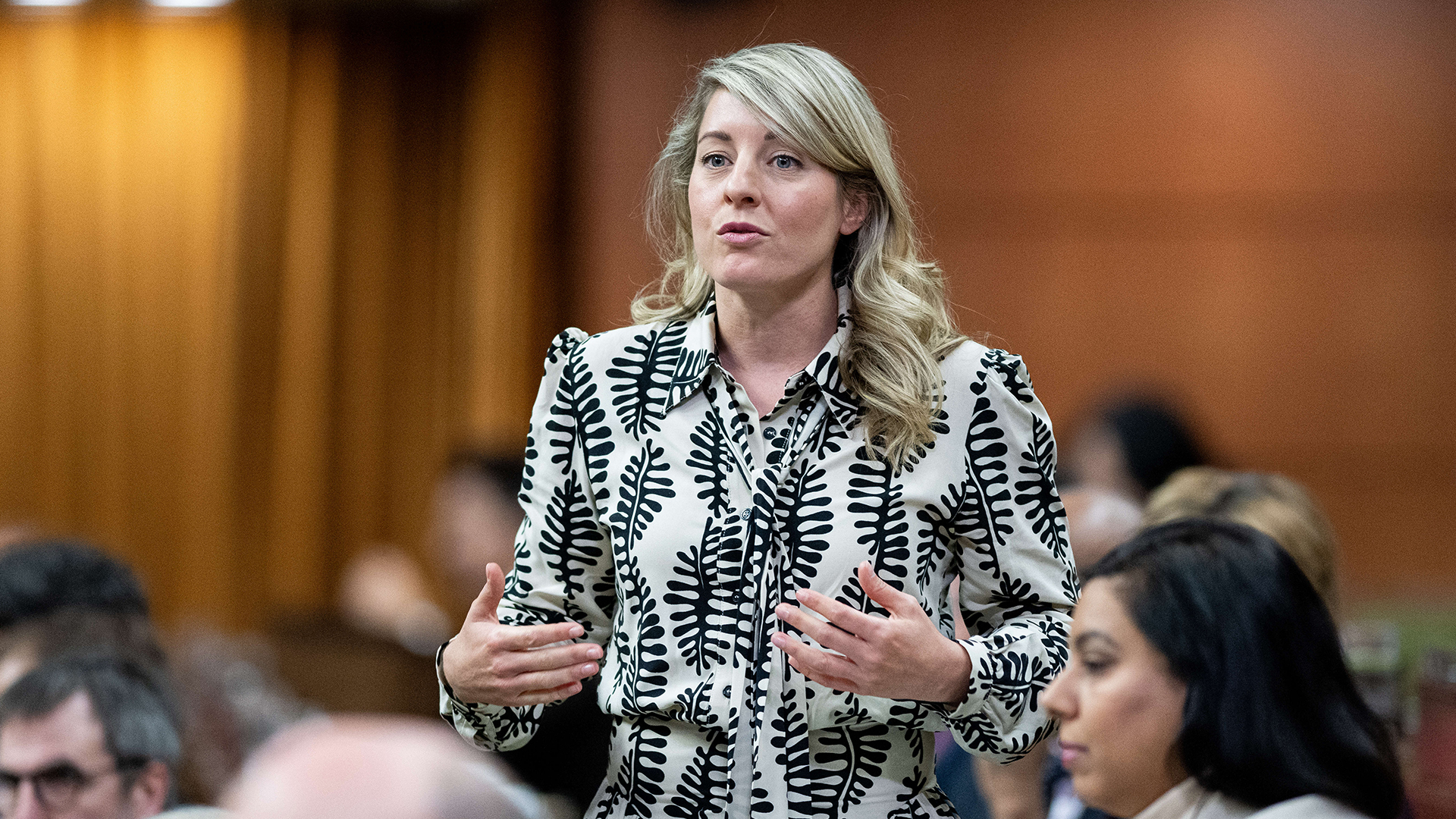 Mélanie Joly se lève pendant la période des questions à la Chambre des communes sur la Colline du Parlement à Ottawa, le 28 novembre 2024. 