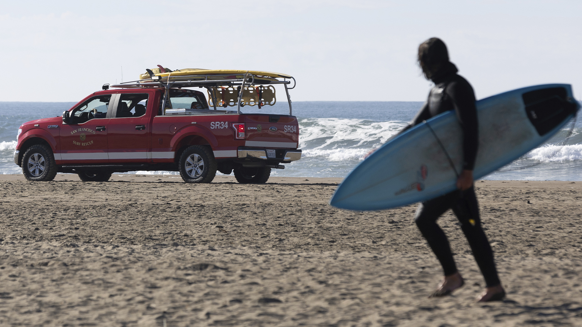 Une équipe de San Francisco Surf Rescue évacue des surfeurs d'Ocean Beach en cas de tsunami, le jeudi 5 décembre 2024. 