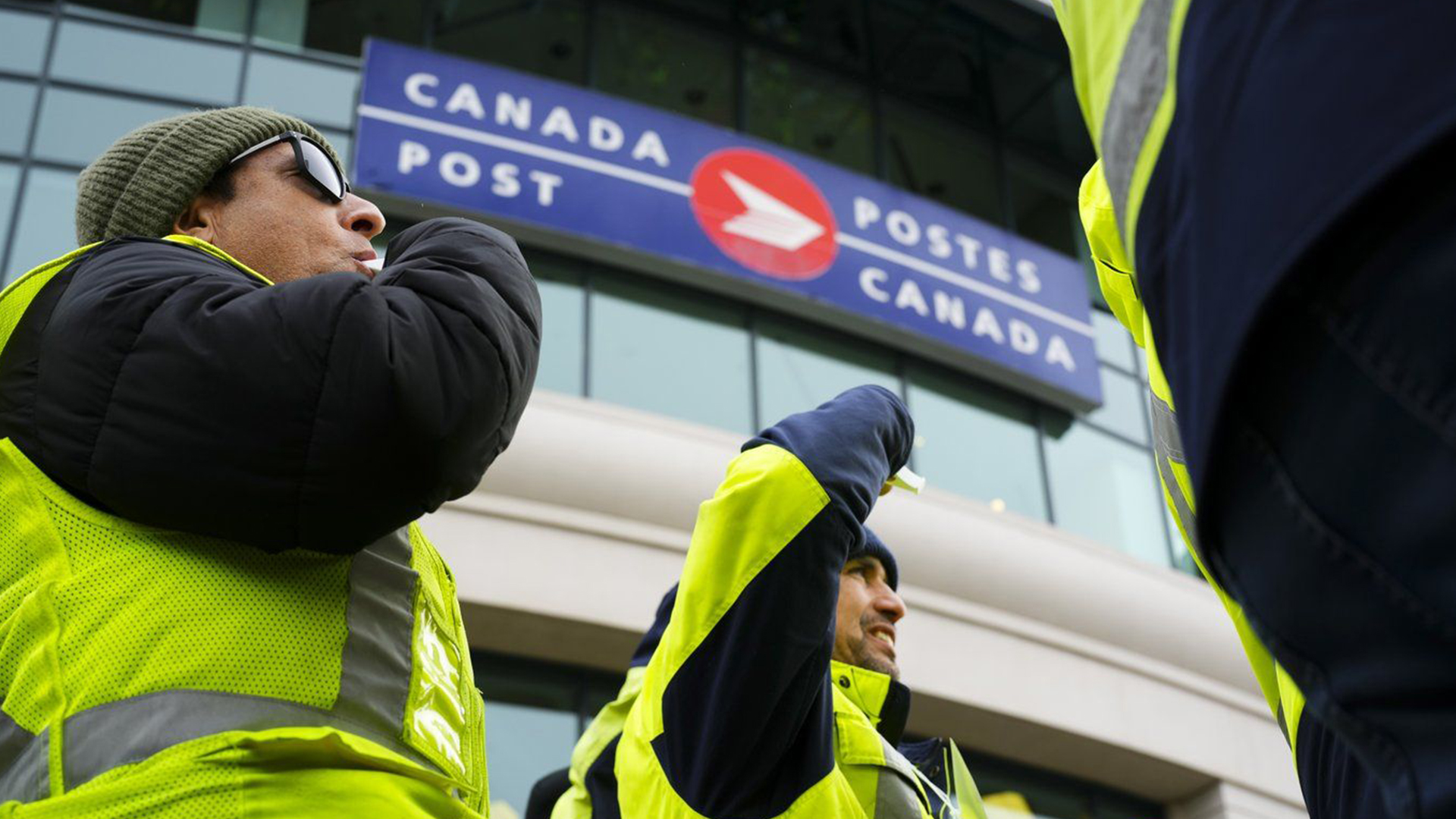 Les employés de Postes Canada et leurs partisans se rassemblent au siège social de Postes Canada à Ottawa, le 28 novembre. 