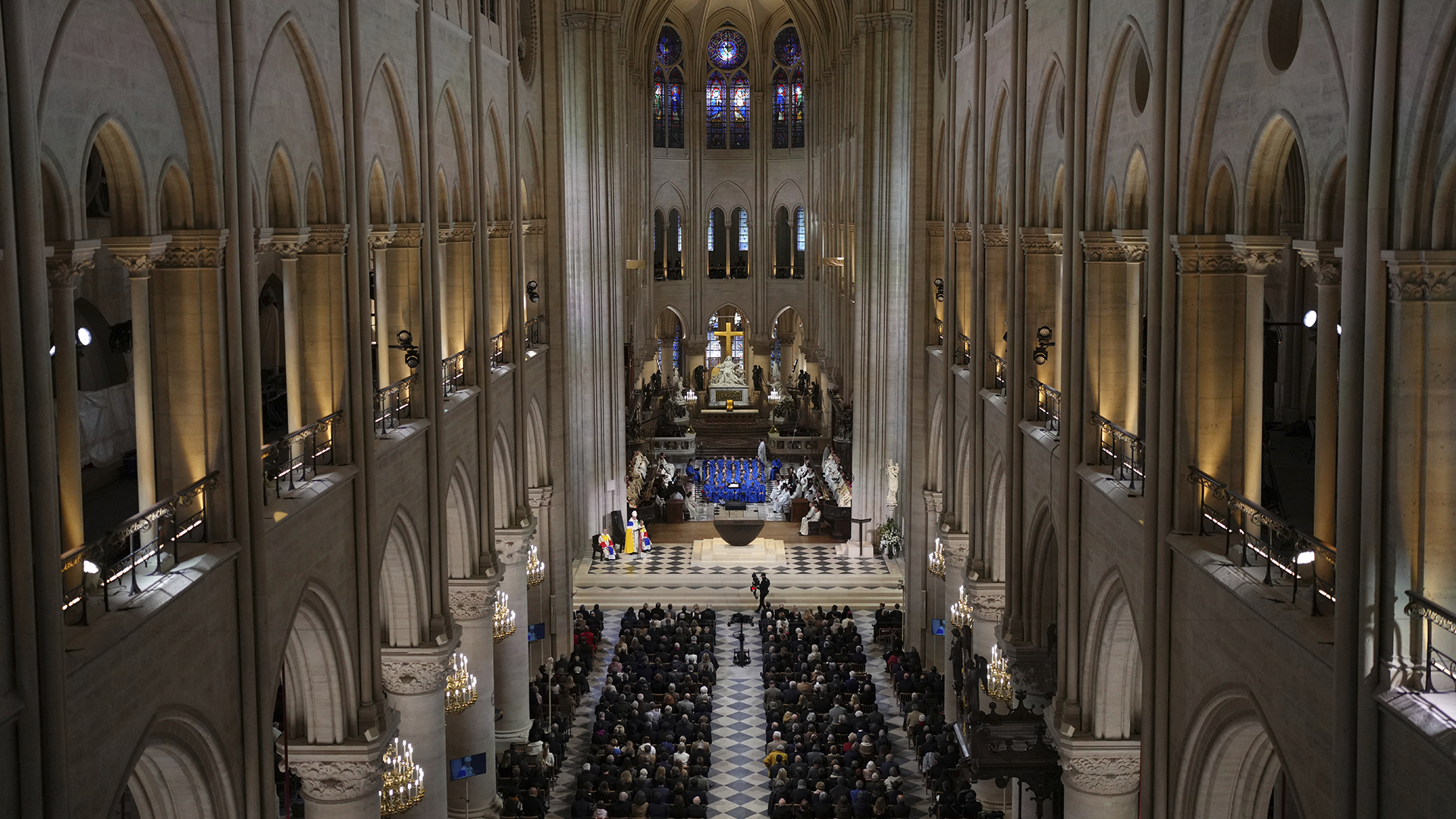 Des invités assistent à la cérémonie de réouverture de la cathédrale Notre-Dame le 7 décembre 2024 à Paris.