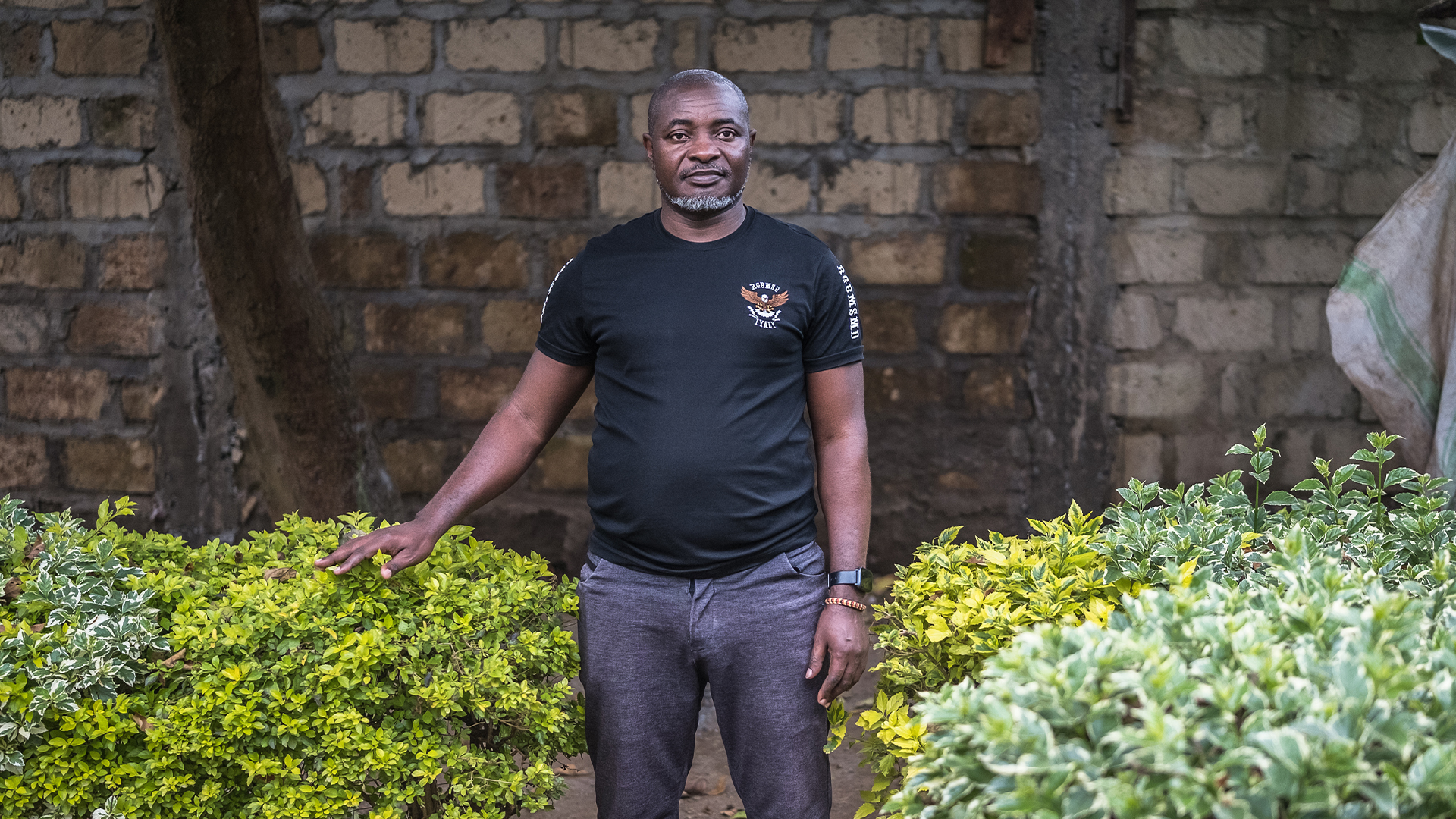 Ibrahim Kazibwe, fondateur de la «Community Empowerment and Self-Support Organization», un organisme dirigé par des réfugiés qui fournit des services et un abri aux minorités sexuelles et de genre, pose pour un portrait à Nairobi, au Kenya, le mercredi 7 août 2024.