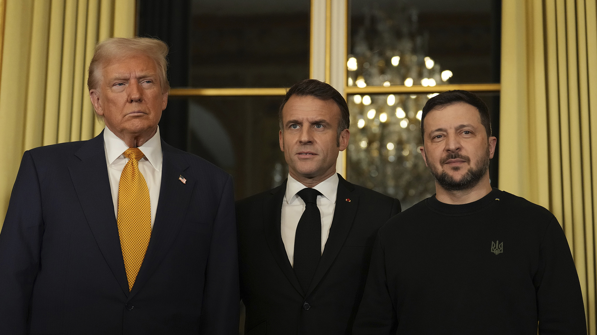 Le président français Emmanuel Macron, au centre, pose avec le président élu Donald Trump, à gauche, et le président ukrainien Volodymyr Zelensky le 7 décembre 2024 à Paris.