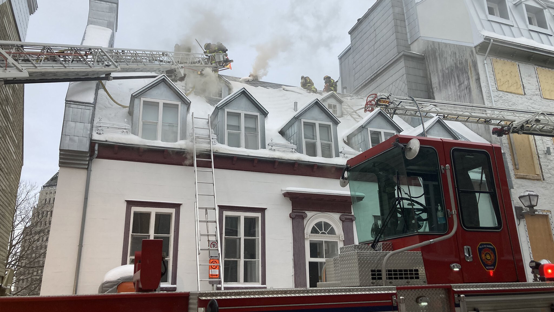 Les flammes ont éclaté vers 14h15, au 37 de la rue Saint-Ursule dans un immeuble de trois étages comptant deux logements.