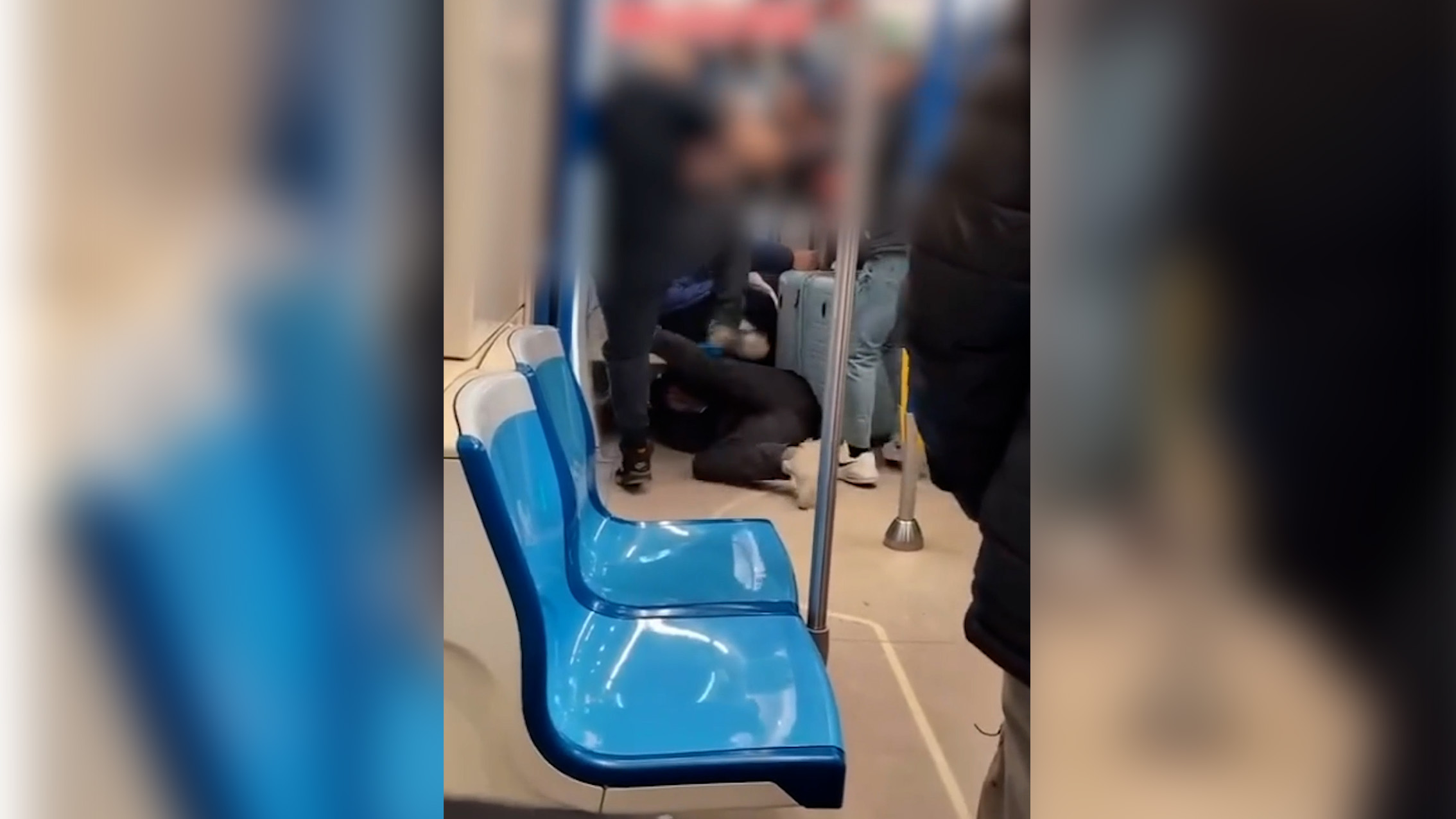 Dans une vidéo virale, on voit une agression survenir dans un wagon de métro.