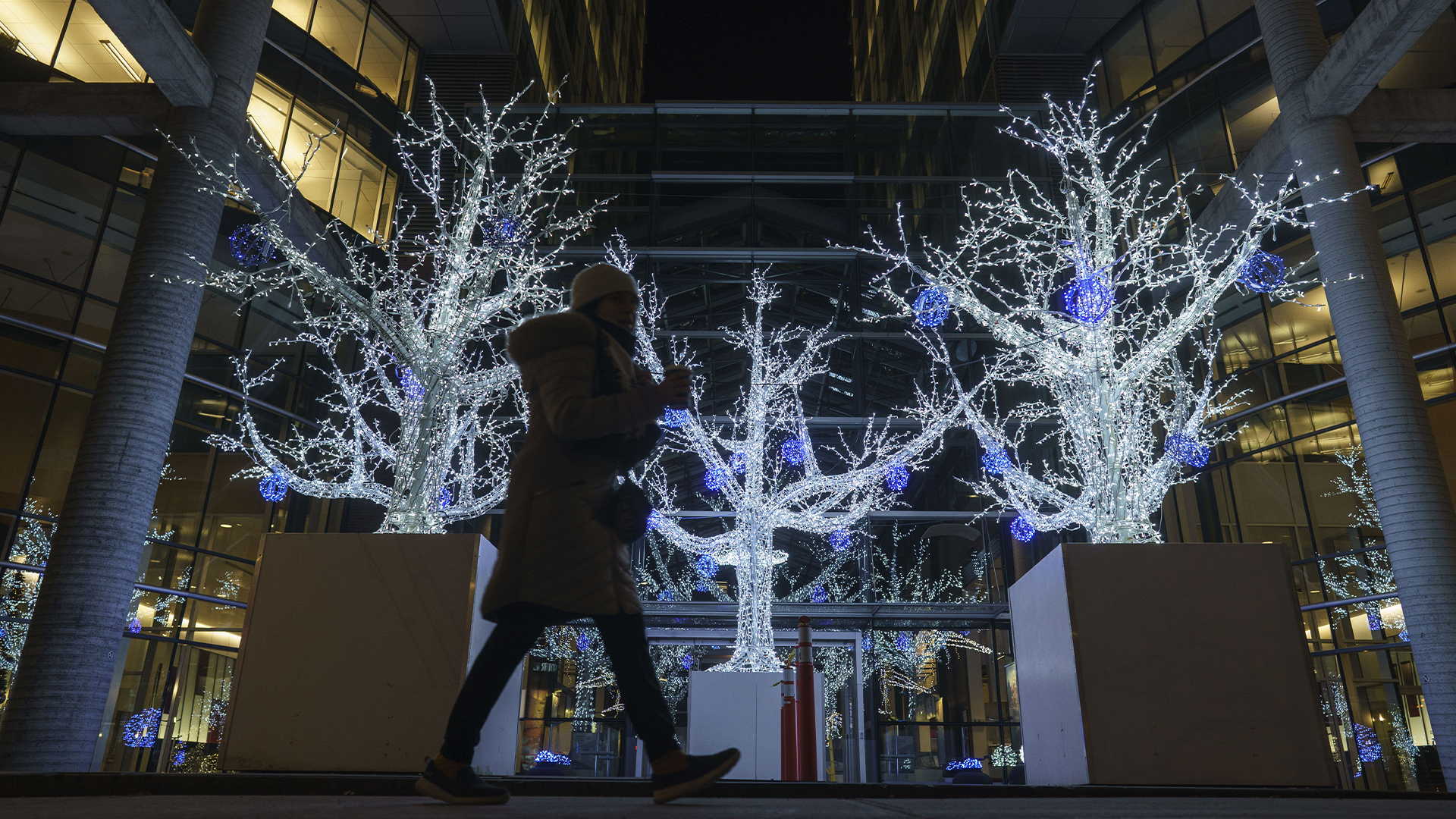 Des décorations de Noël sont visibles devant un immeuble de bureaux à Montréal, le jeudi 19 novembre 2020.