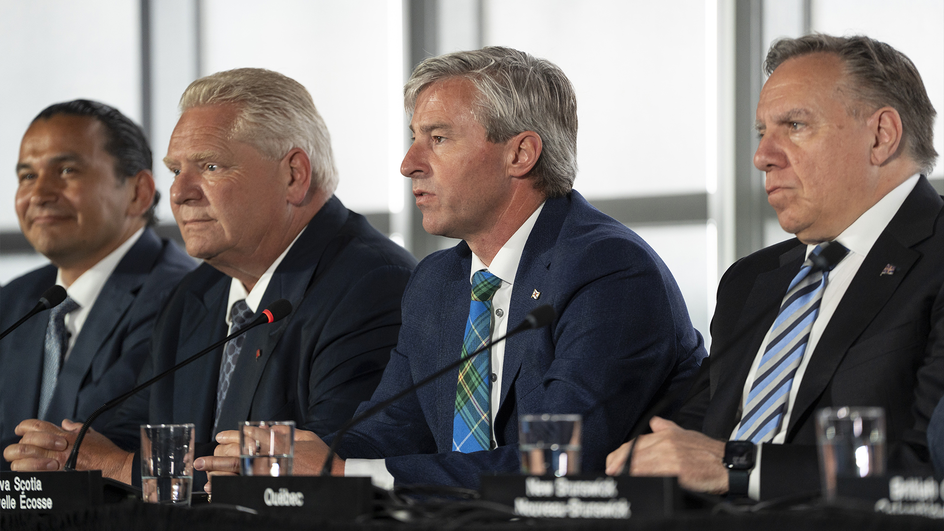 Le premier ministre de la Nouvelle-Écosse, Tim Houston, deuxième à partir de la droite, parle aux journalistes avec, de gauche à droite, le premier ministre du Manitoba, Wab Kinew, le premier ministre de l'Ontario, Doug Ford, et le premier ministre du Québec, François Legault.