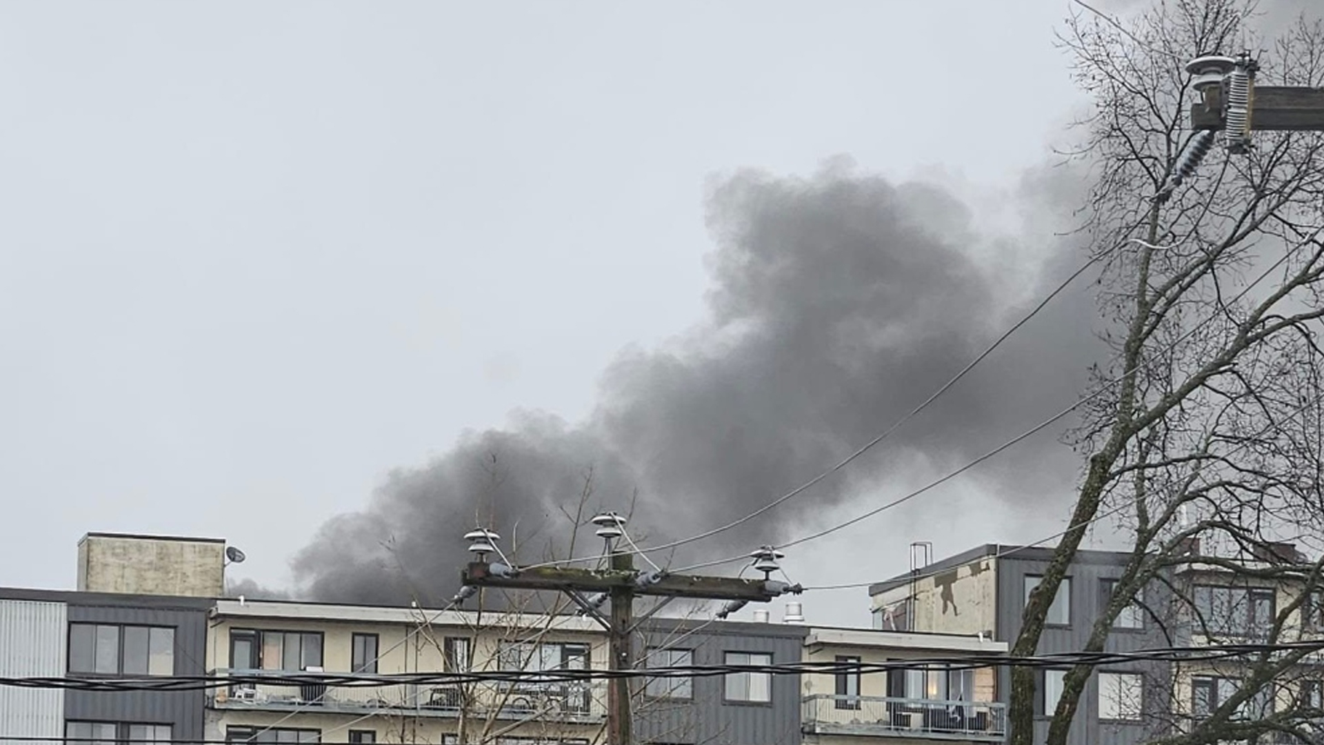 Environ 90 pompiers ont été déployés en raison d'un incendie dans un immeuble à logements situé à Dorval, dans l'ouest de l'île de Montréal.