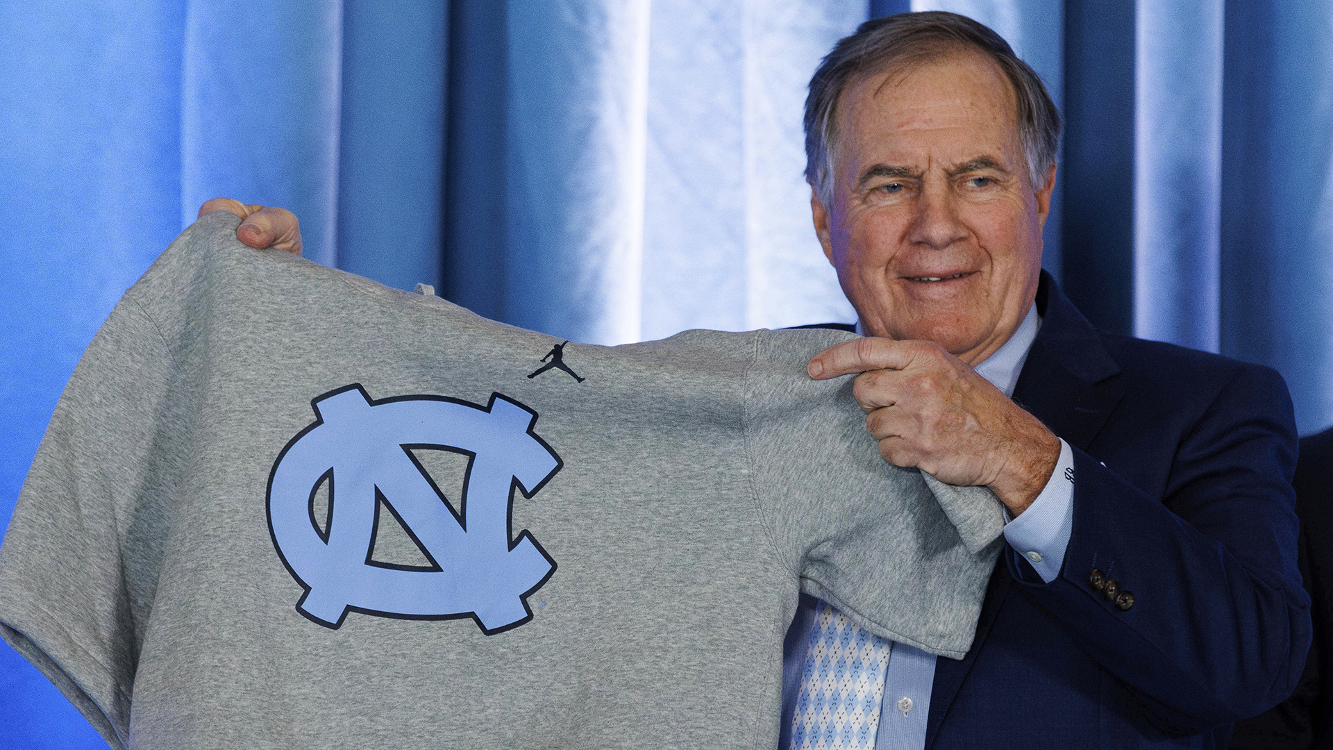 Bill Belichick pose pour les photographes lors de l'annonce de sa nomination comme entraîneur-chef des Tar Heels de la Caroline du Nord, le 12 décembre 2024 à Chapel Hill.