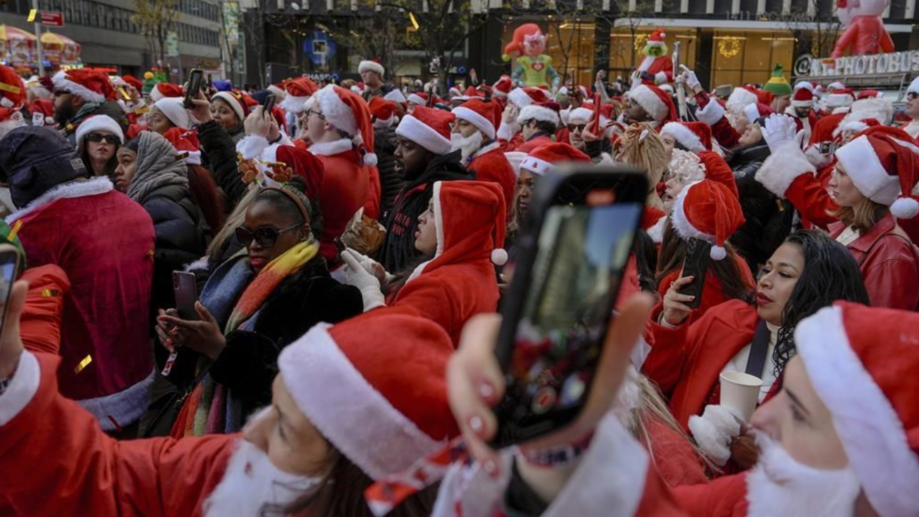 Des fêtards participent au SantaCon, le samedi 14 décembre 2024, à New York.