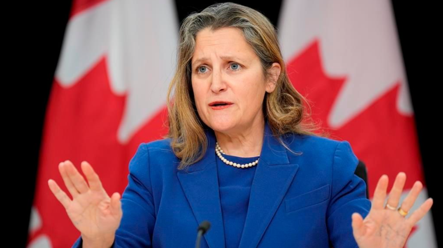 La ministre des Finances Chrystia Freeland s'adresse aux journalistes à Ottawa, le mardi 10 décembre 2024. 