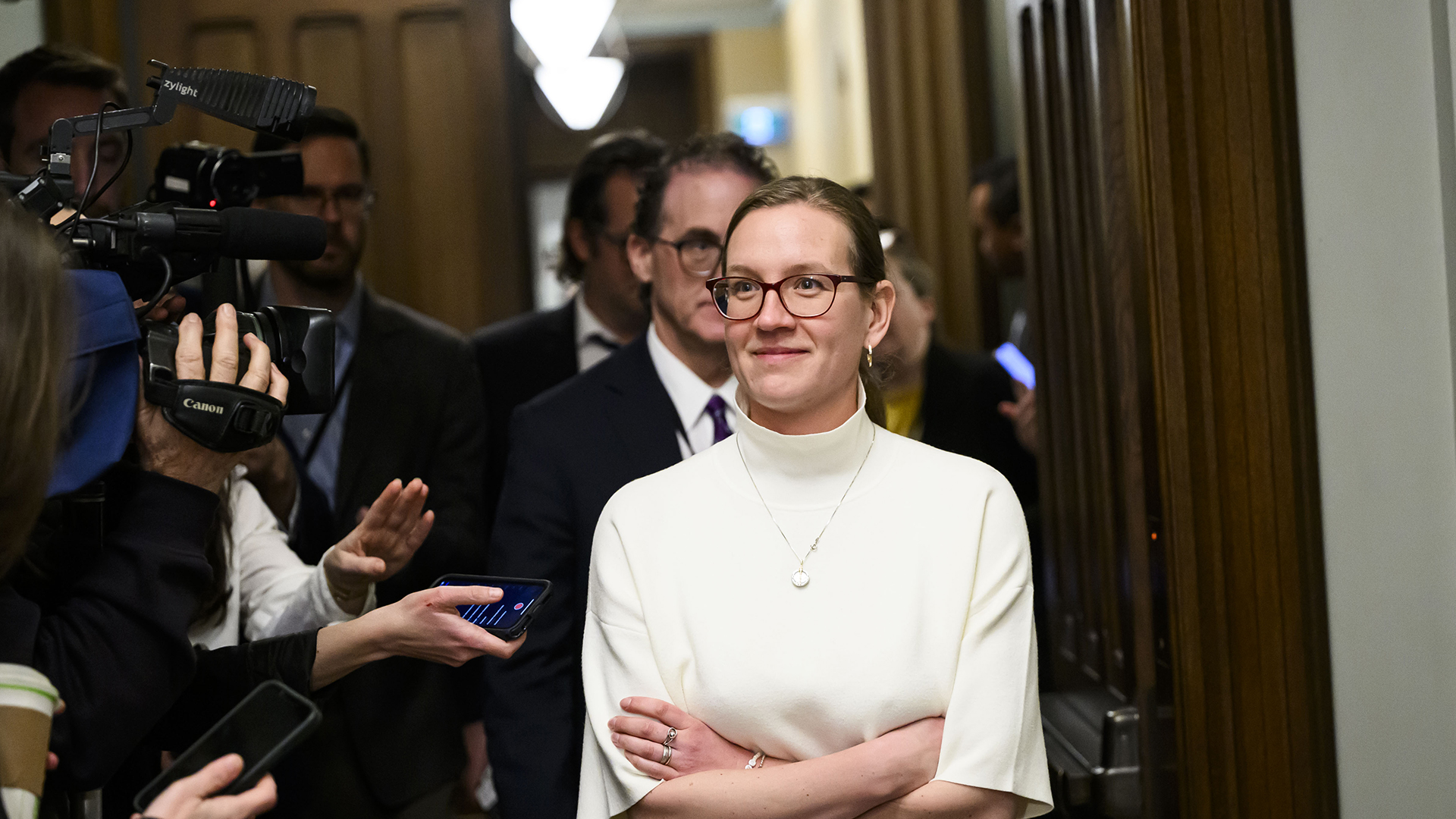 La leader du gouvernement à la Chambre des communes, Karina Gould, quitte le couloir de la salle du Cabinet de l'édifice de l'Ouest sur la Colline du Parlement à Ottawa, le lundi 16 décembre 2024.