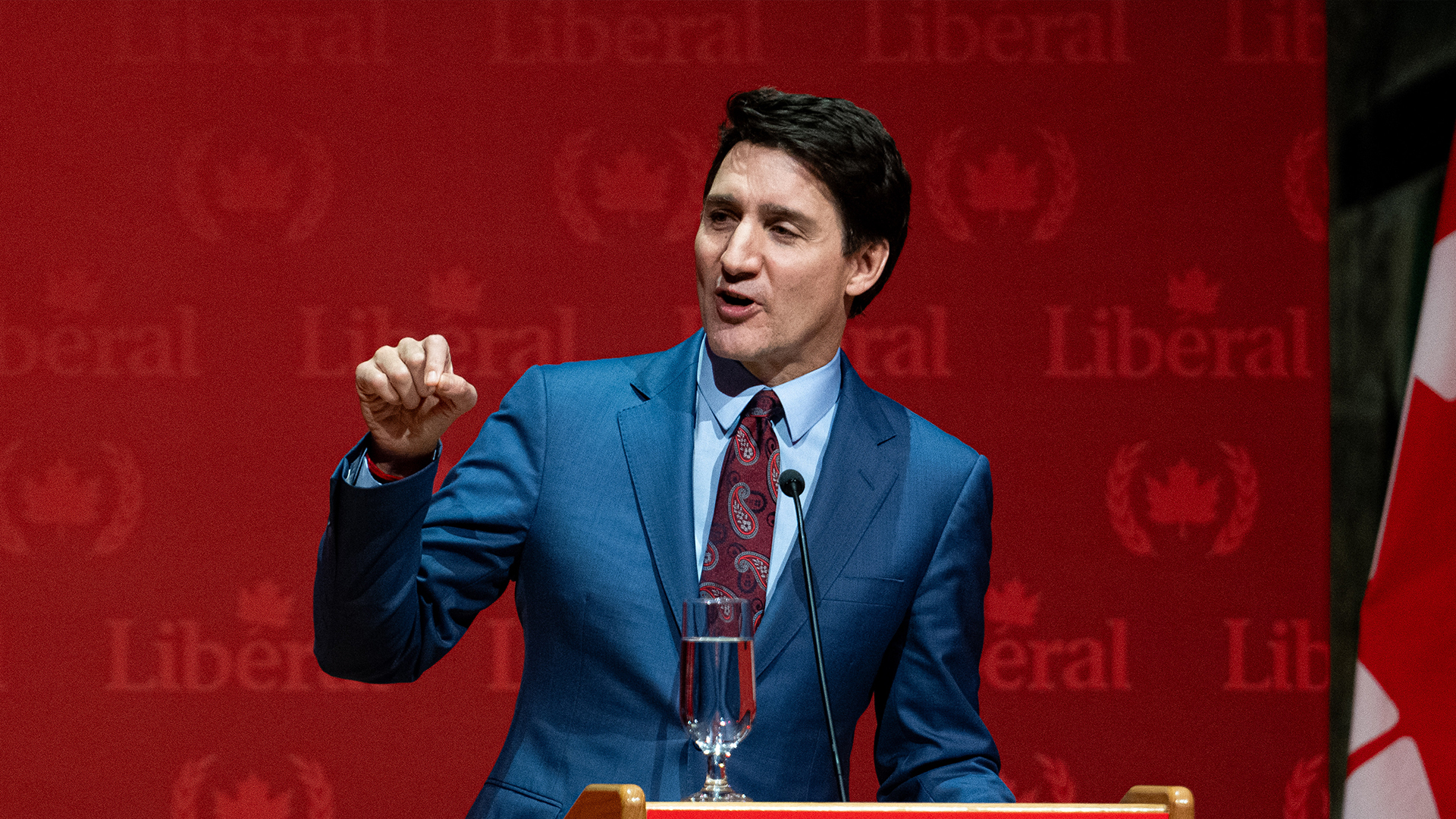 Le premier ministre Justin Trudeau s'adressant aux militants libéraux, lundi soir, à Gatineau.