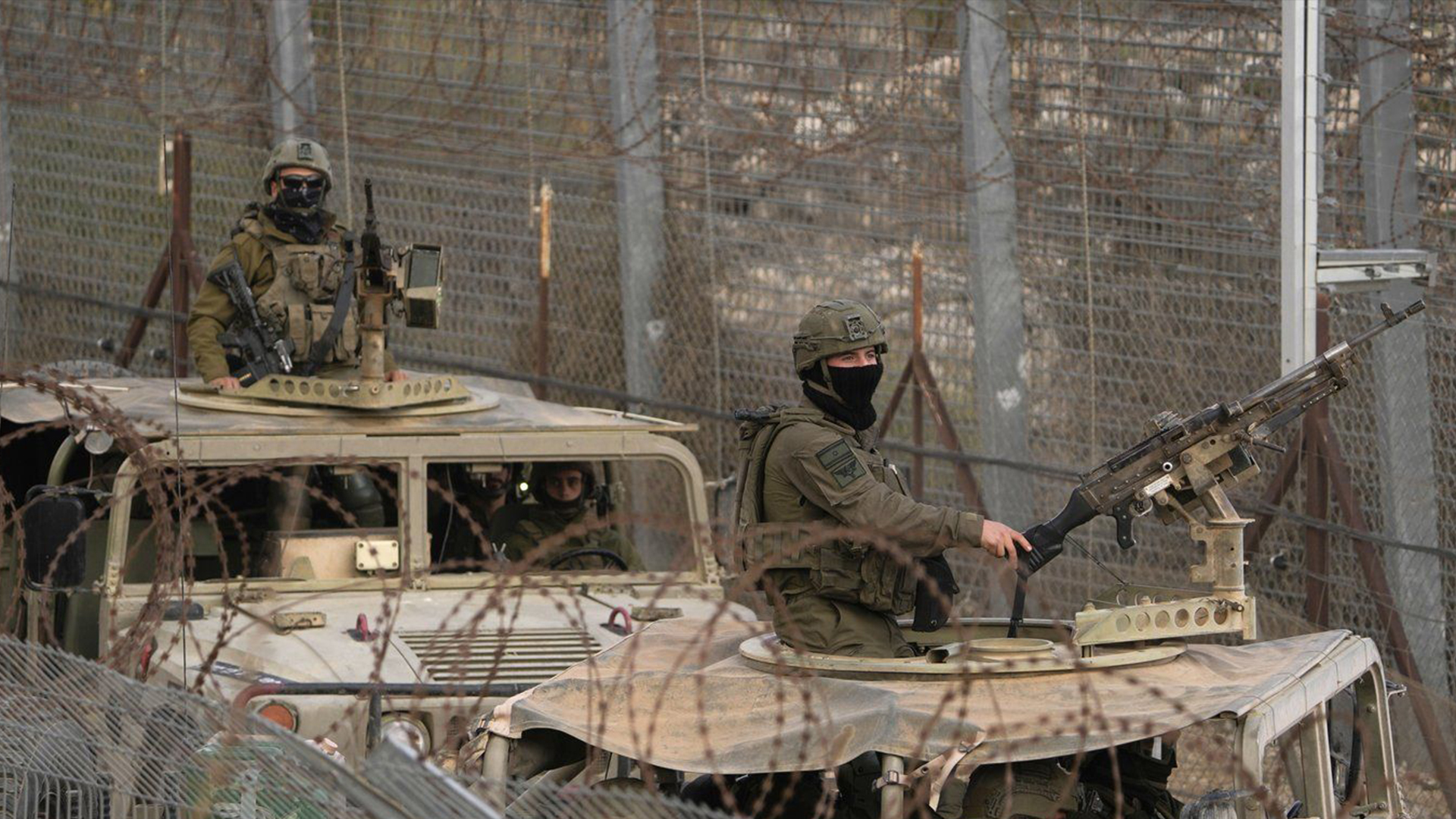 Des soldats israéliens se tiennent sur des véhicules blindés après avoir traversé la barrière de sécurité près de la ligne Alpha, qui sépare les hauteurs du Golan contrôlées par Israël de la Syrie, dans la ville de Majdal Shams, le samedi 21 décembre 2024.