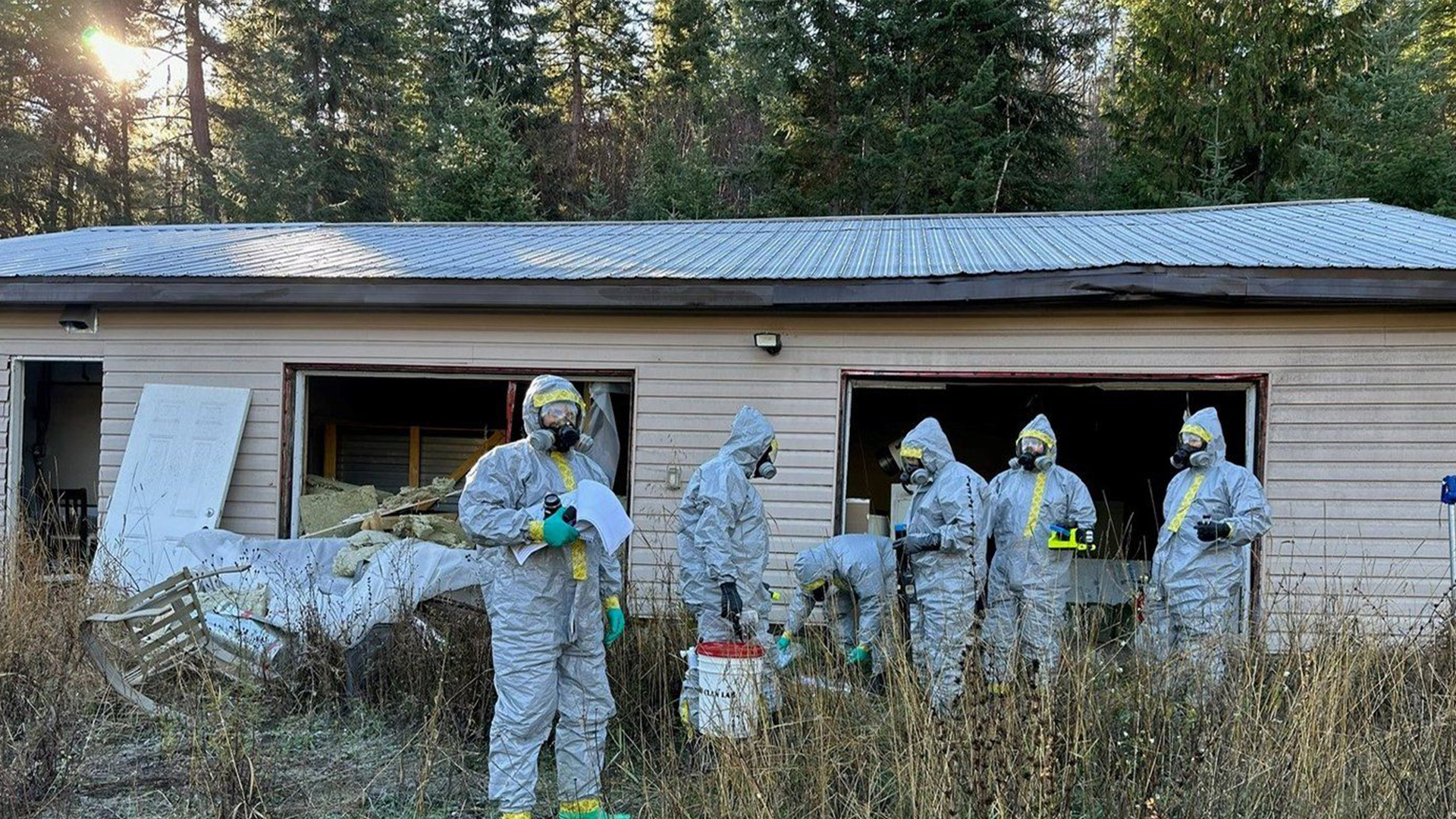 Des enquêteurs habillés de vêtements de protection interviennent dans un laboratoire clandestin de Falkland, en Colombie-Britannique.