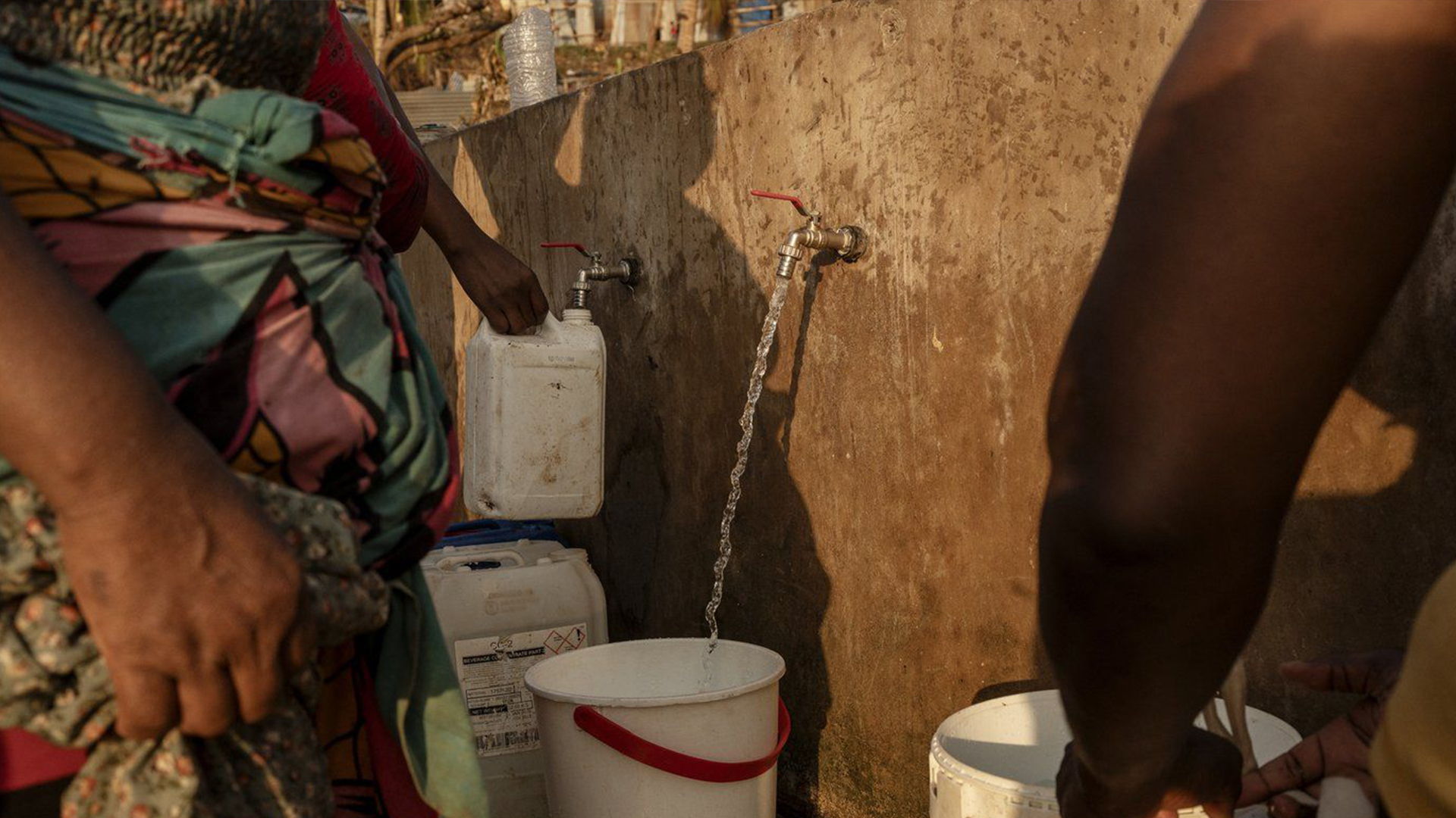 Des gens font la file pour aller chercher de l'eau potable à Barakani, à Mayotte, le samedi 21 décembre 2024.